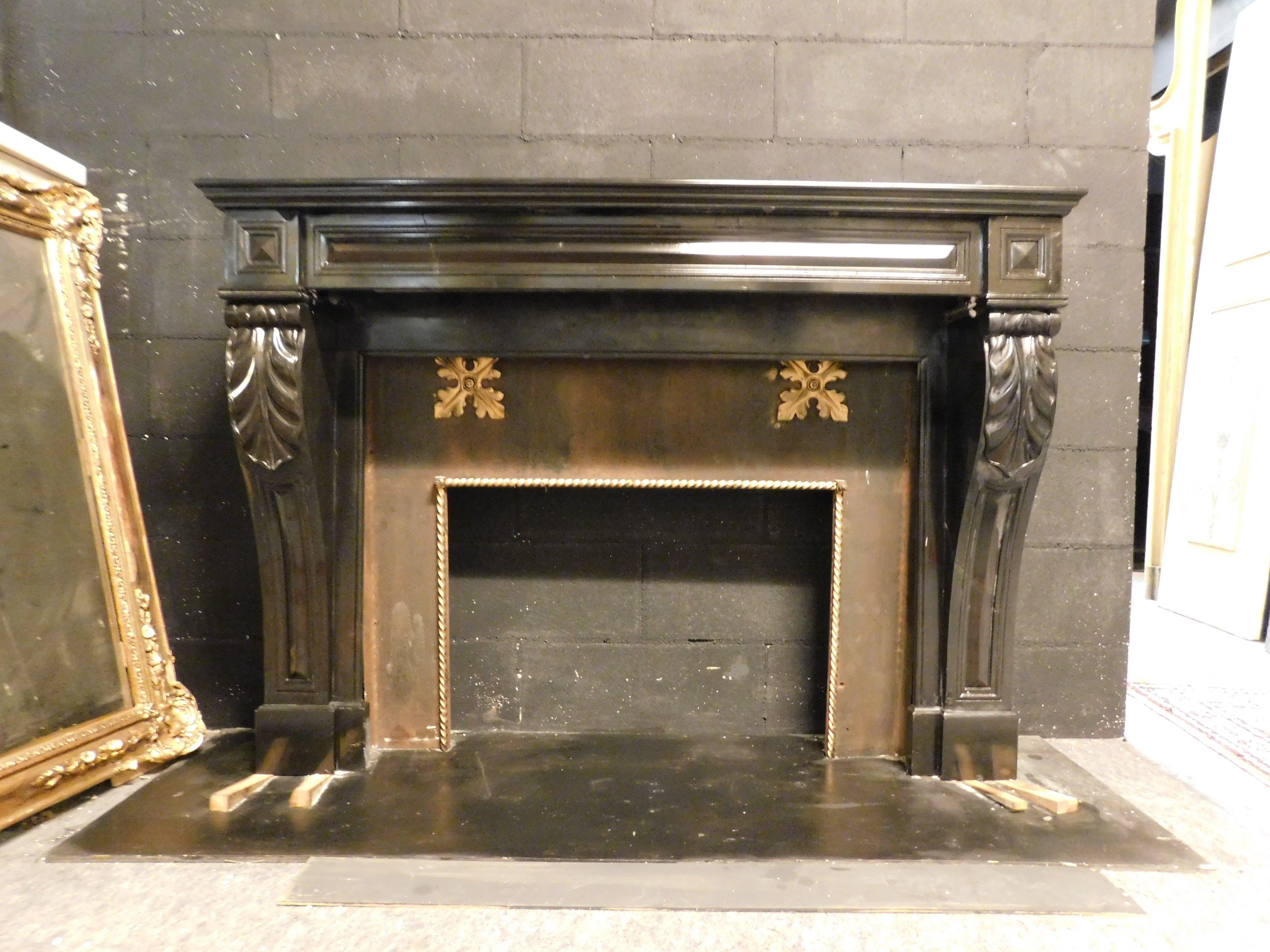 Ancient fireplace in hand-sculpted black marble with acanthus leaves and geometric decorations, built in the 19th century, for a palace in Italy.
It has some breaks, as shown in the photos, but not evident and which are part of the fireplace's