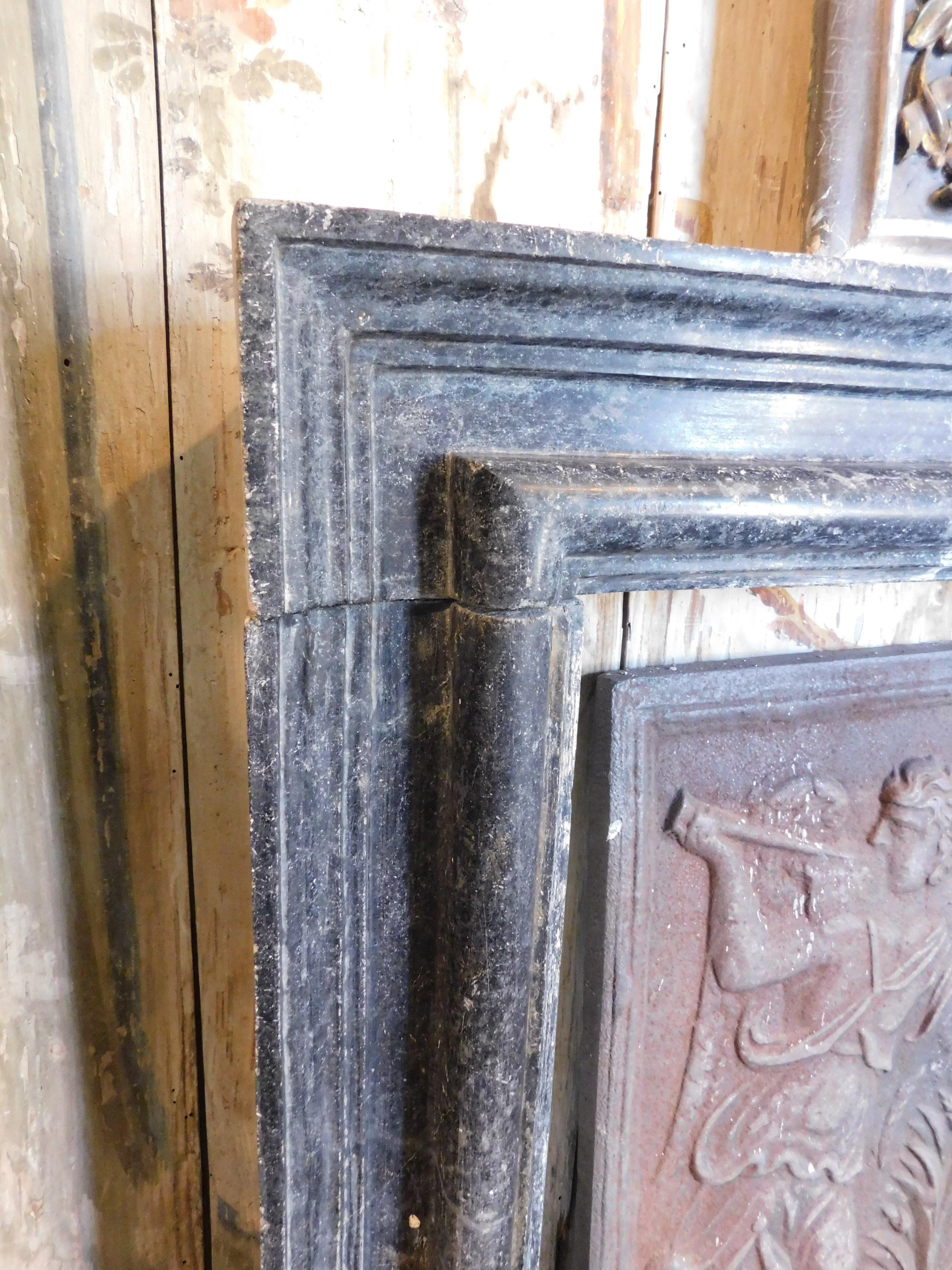 Fireplace mantle in green Serpentine marble, from Tuscany (Italy) In Good Condition For Sale In Cuneo, Italy (CN)