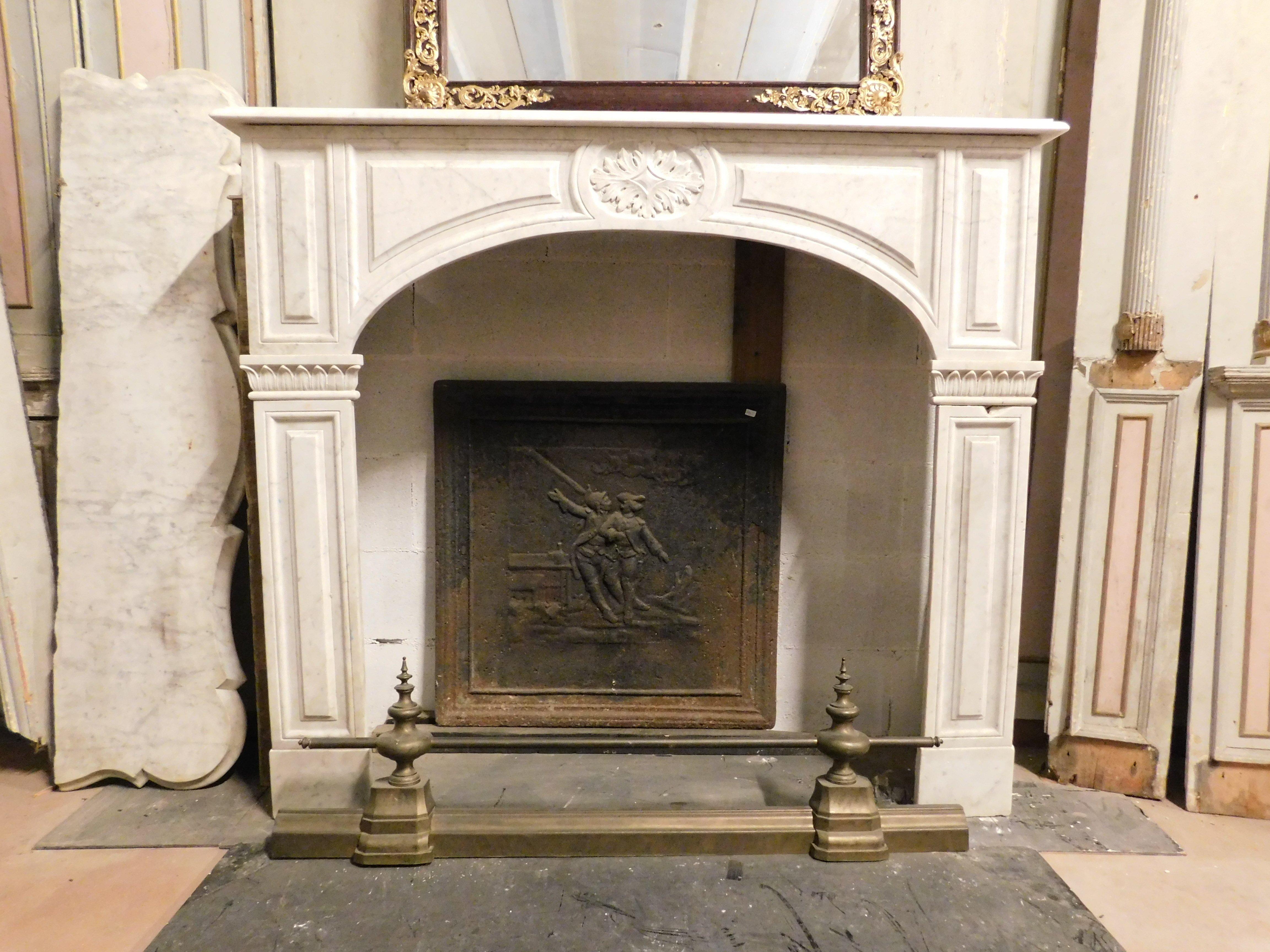 Antique fireplace in white marble, hand carved. coming from a prestigious building in Turin, made by expert craftsmen in the 1800s.
Savoyard elegance and refined shapes make it tasteful for any type of furniture. It can be used in lounges or dining