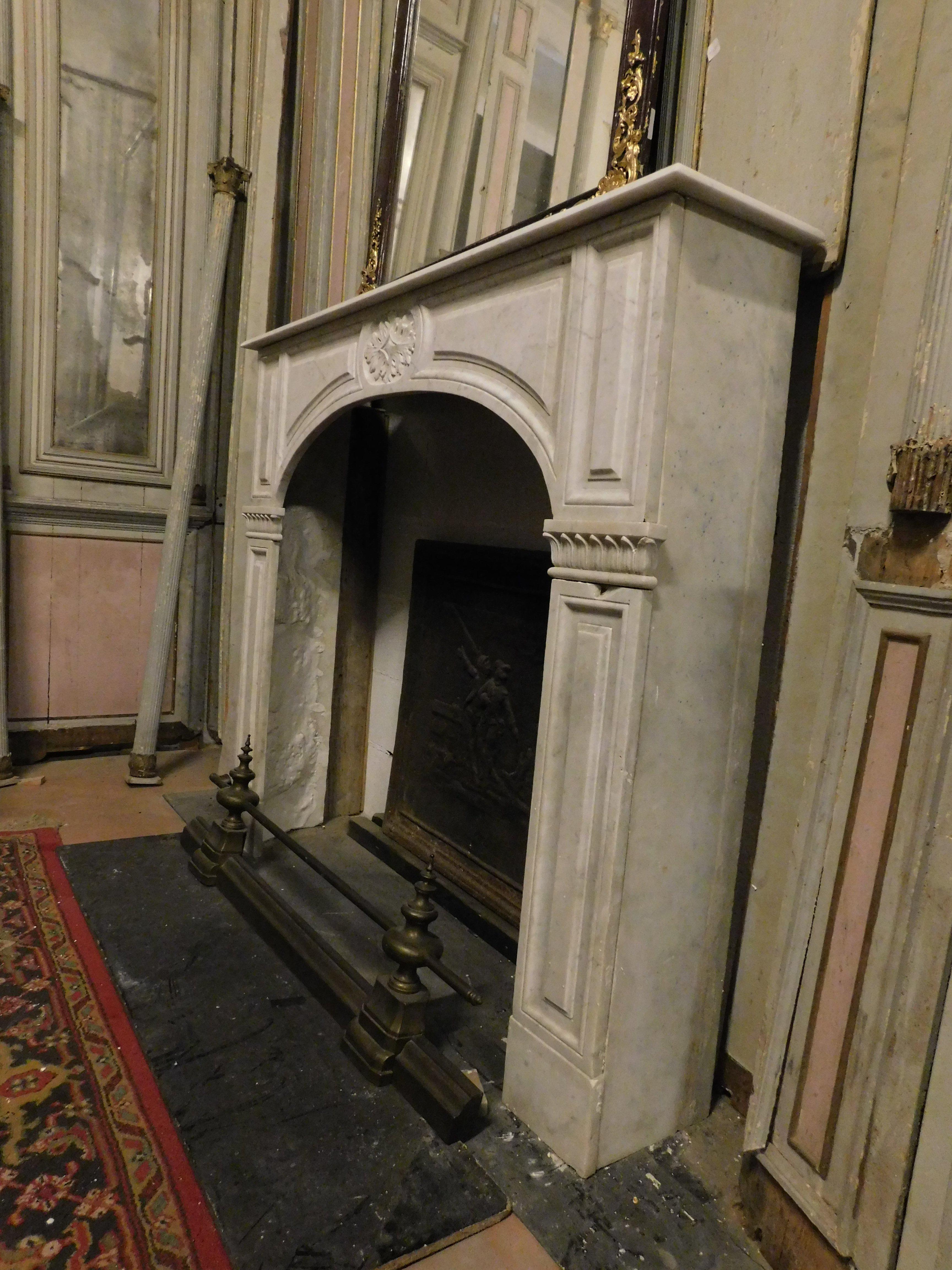 Antiker Kamin aus weißem Marmor, geschnitzt. Turin, 1800er Jahre. (19. Jahrhundert) im Angebot