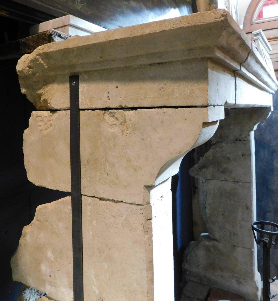 Ancient fireplace mantle in Trani stone, from Italy in the 19th century For Sale 3