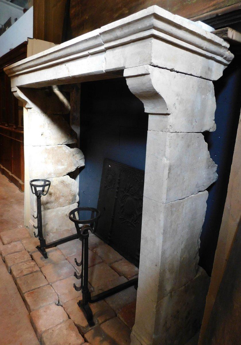 Ancient fireplace mantle in Trani stone, from Italy in the 19th century For Sale 4