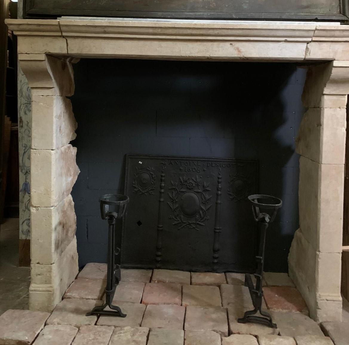 Ancient fireplace mantle in Trani stone, from Italy in the 19th century For Sale 6