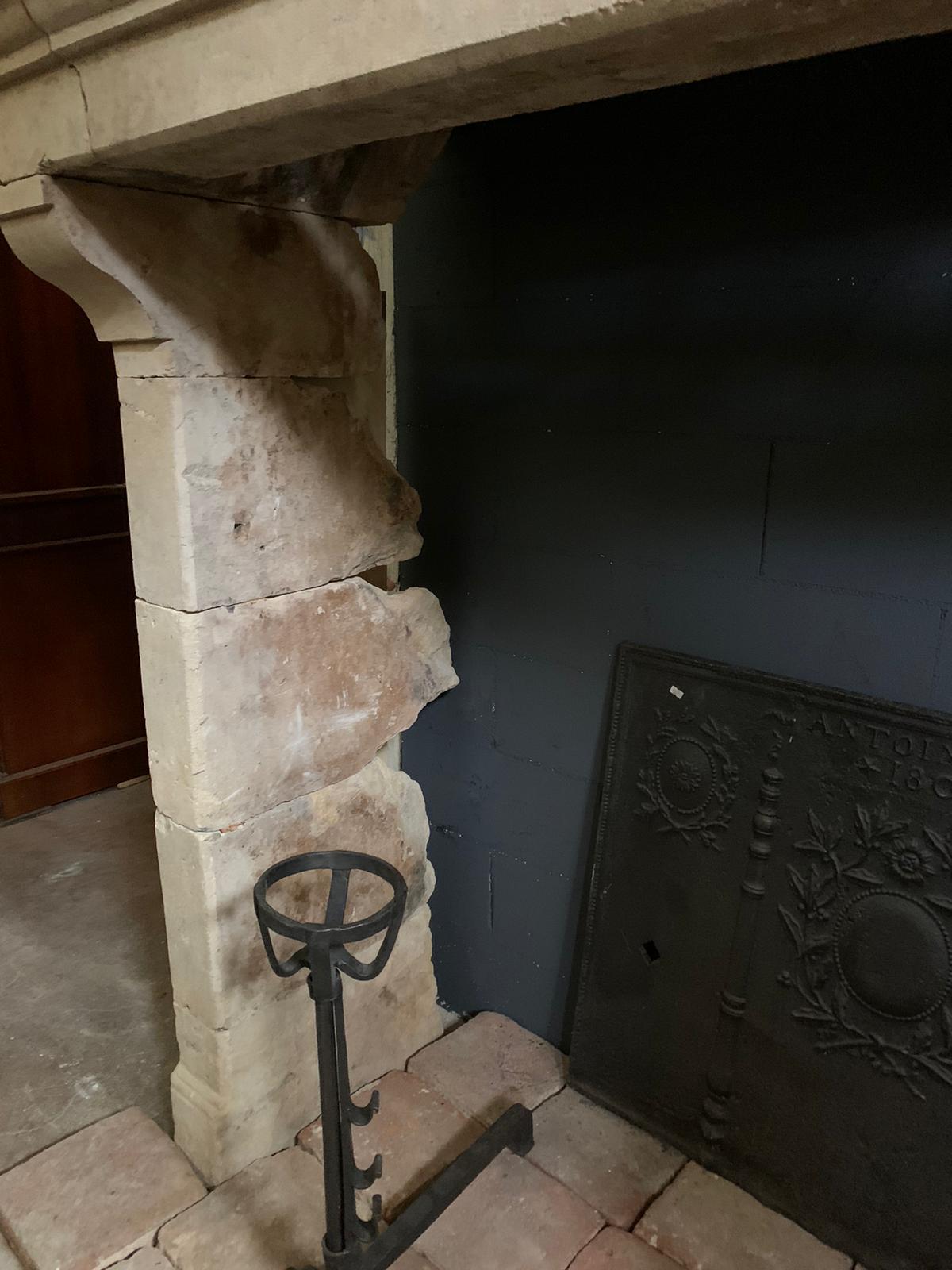Ancient fireplace mantle in Trani stone, from Italy in the 19th century For Sale 7