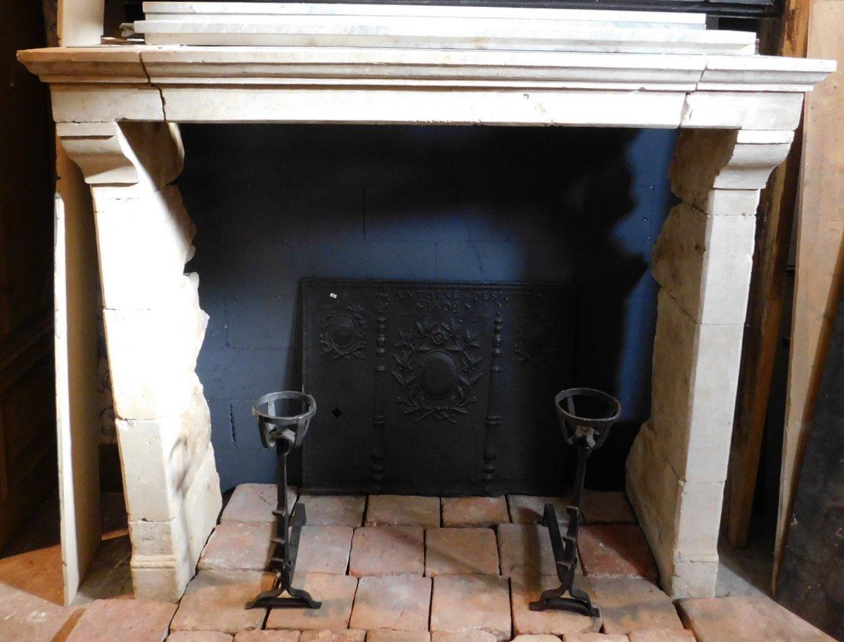 Ancient fireplace mantle in Trani stone, from Italy in the 19th century In Good Condition For Sale In Cuneo, Italy (CN)