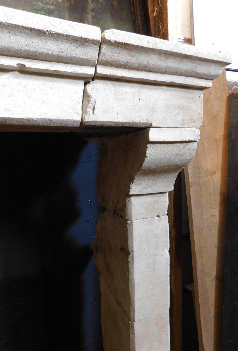 Ancient fireplace mantle in Trani stone, from Italy in the 19th century For Sale 1