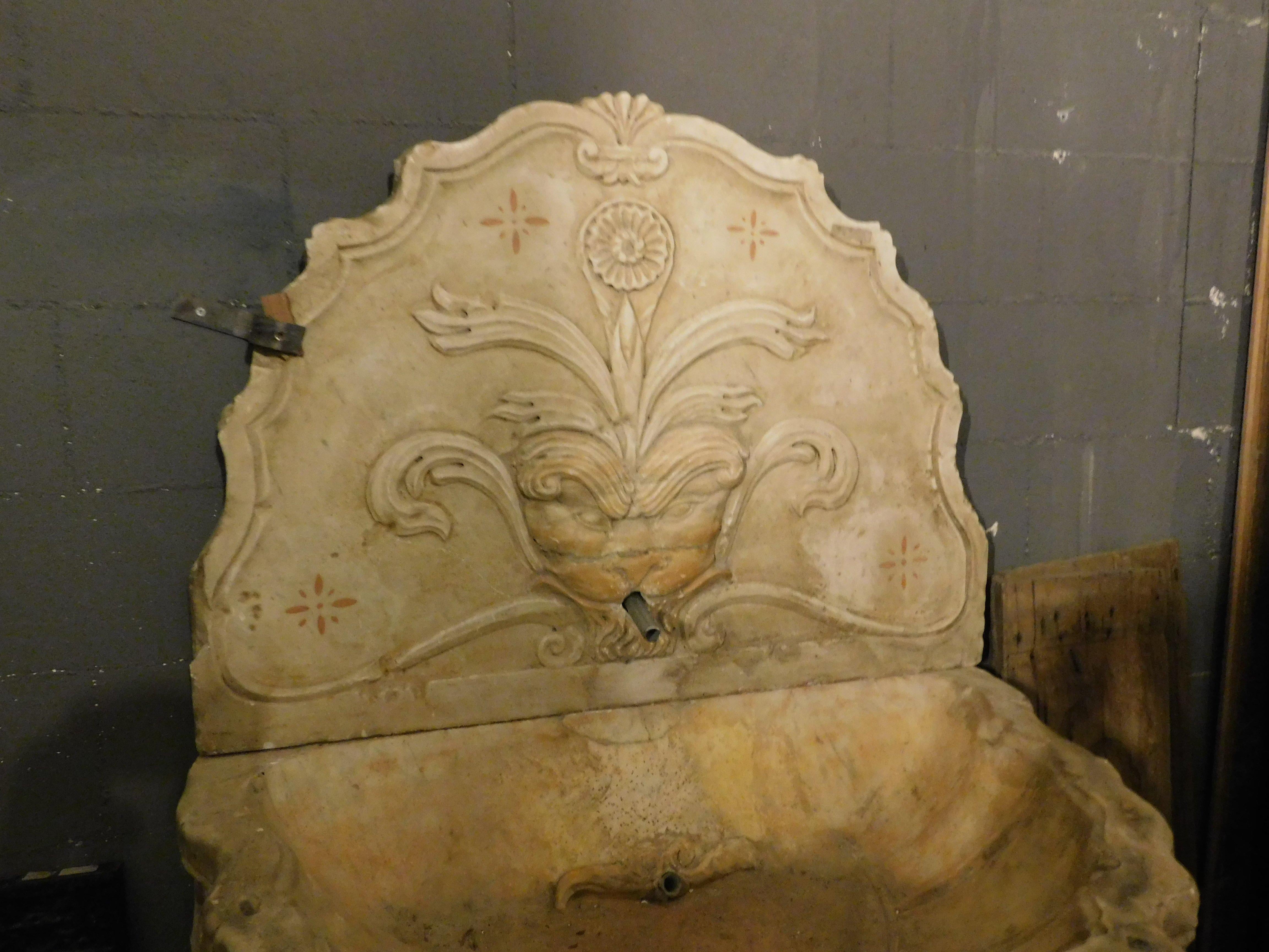 Ancient Fountain in Carved and Inlaid Marble, 16th/17th Century, from Sicily For Sale 1
