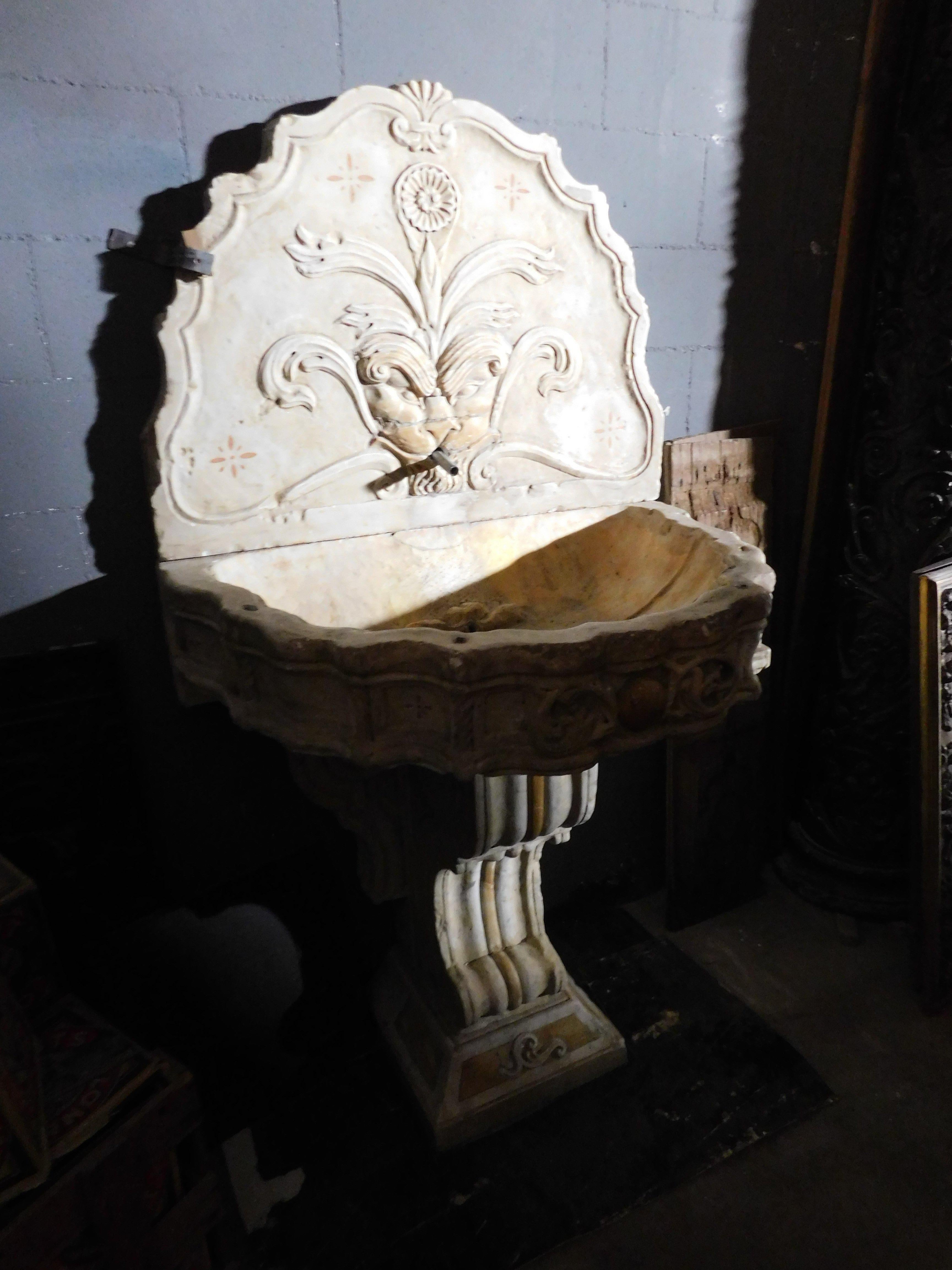 Ancient Fountain in Carved and Inlaid Marble, 16th/17th Century, from Sicily For Sale 3