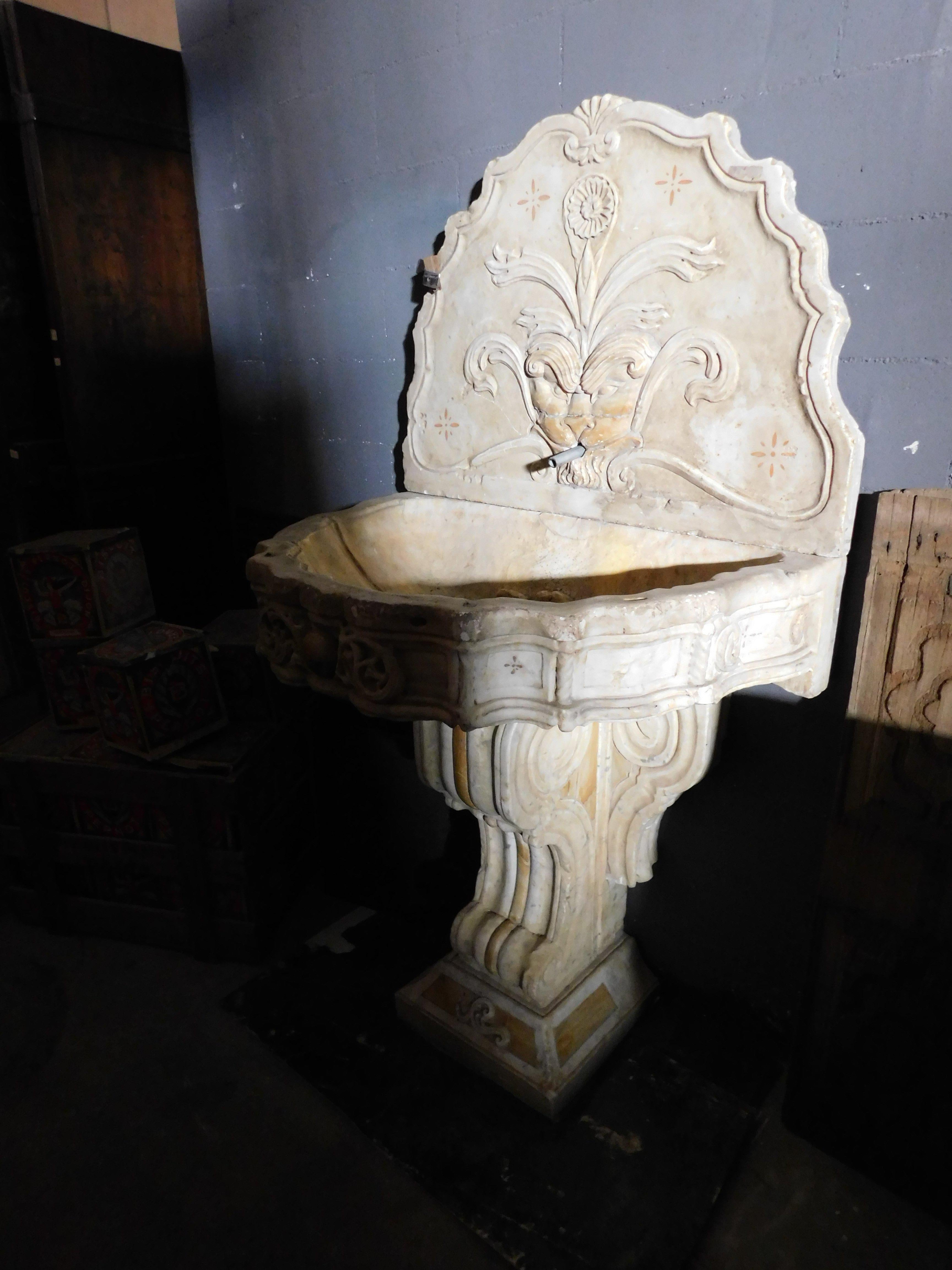 Ancient Fountain in Carved and Inlaid Marble, 16th/17th Century, from Sicily For Sale 4