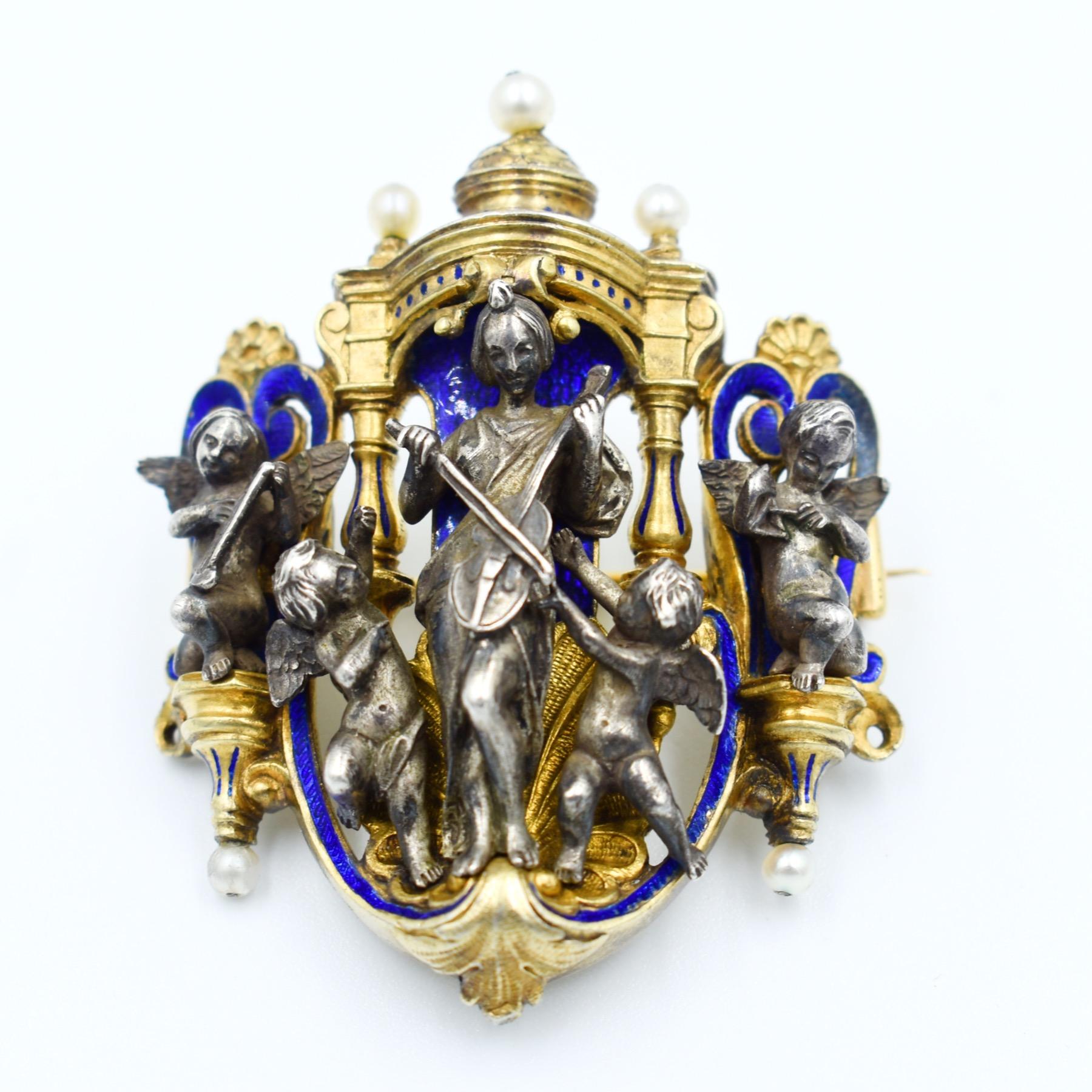 Il s'agit d'une broche de François-Désiré FROMENT-MEURICE (1801-1855), en or et argent, partiellement émaillée de bleu. Il est sculpté en haut-relief avec une figure de Sainte Cécile entourée d'angelots musicaux dans des arcs néo-Renaissance ornés