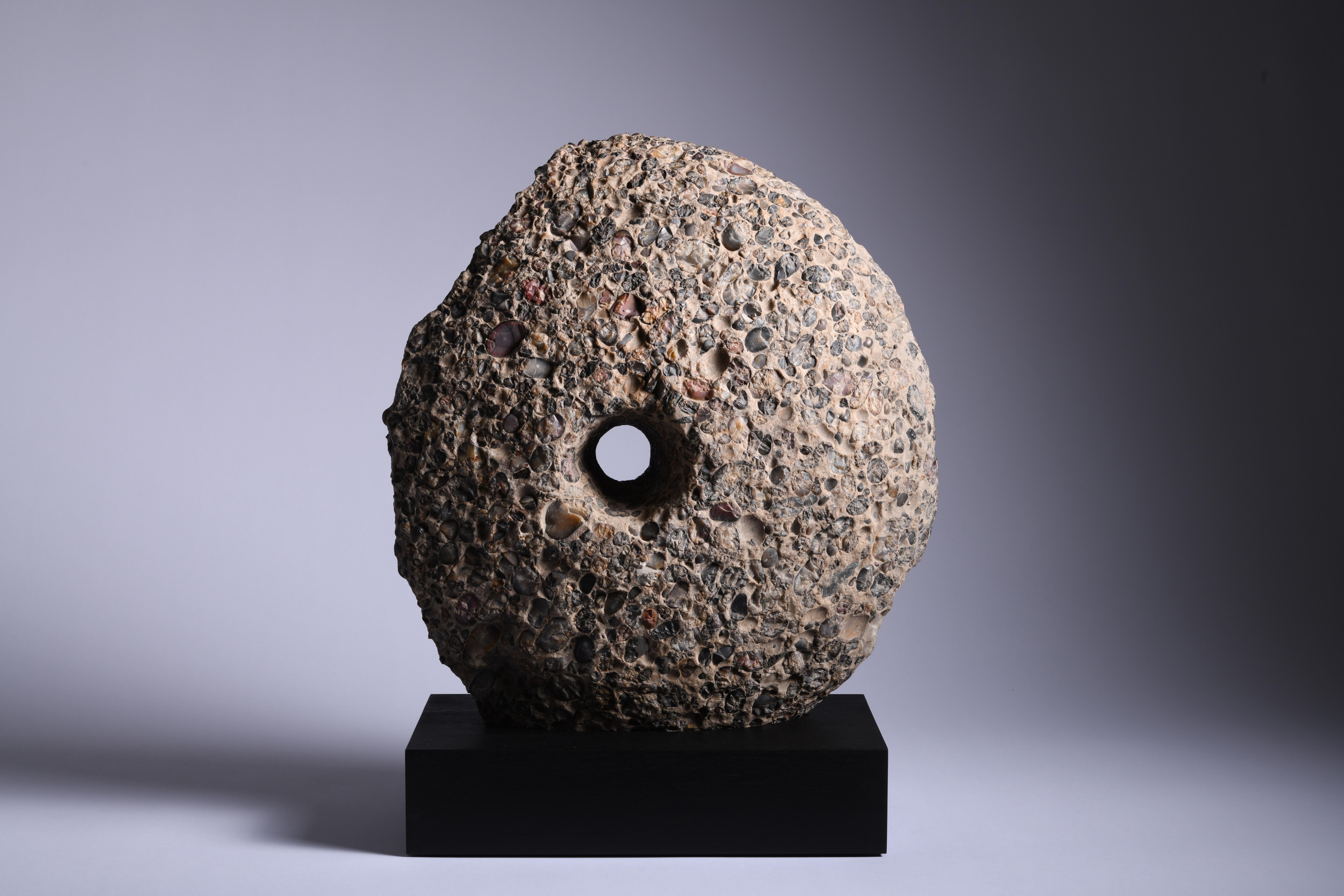 Piedra de Quernstone galo-romana
Fécamp, Sena Marítimo, Francia
Alrededor del siglo II a.C. - mediados del siglo IV d.C.
Piedra de pudding tallada
Diámetro: 43 cm

La piedra de moler inferior de un quern de finales de la Edad del Hierro y principios