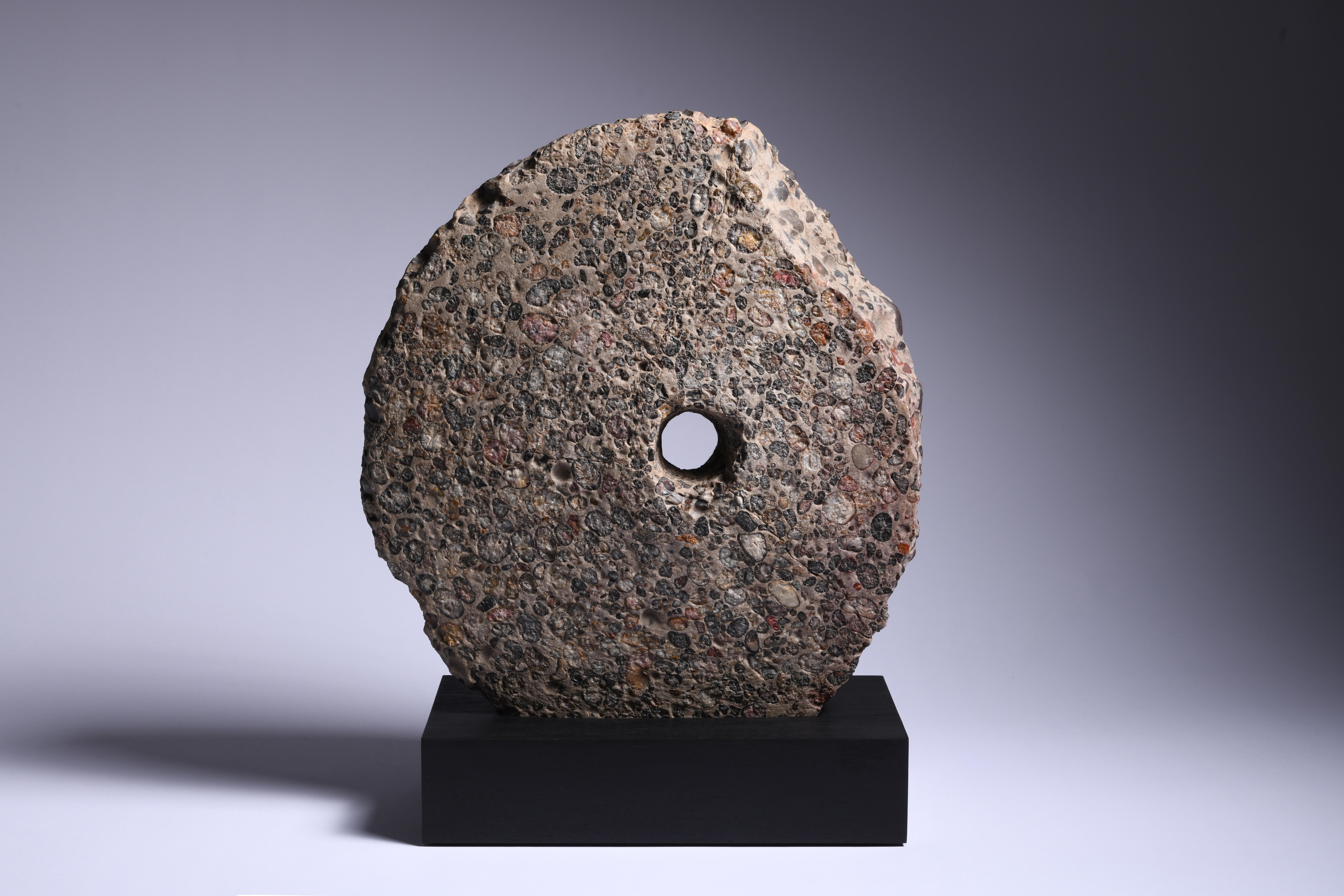 Antigua piedra de molino romana Gallo siglo XVIII y antes en venta