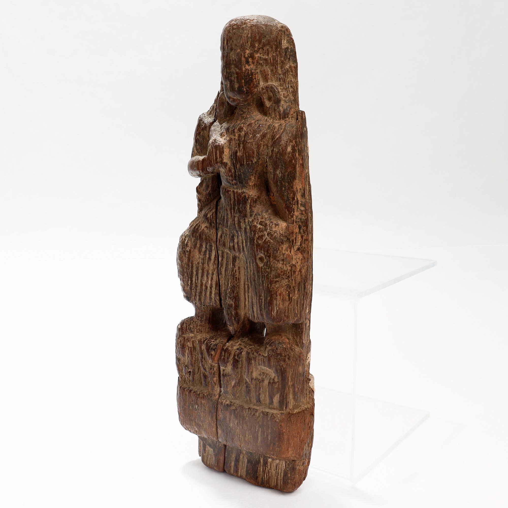 Ancien Bodhisattva en bois sculpté du Gandhara État moyen - En vente à Philadelphia, PA