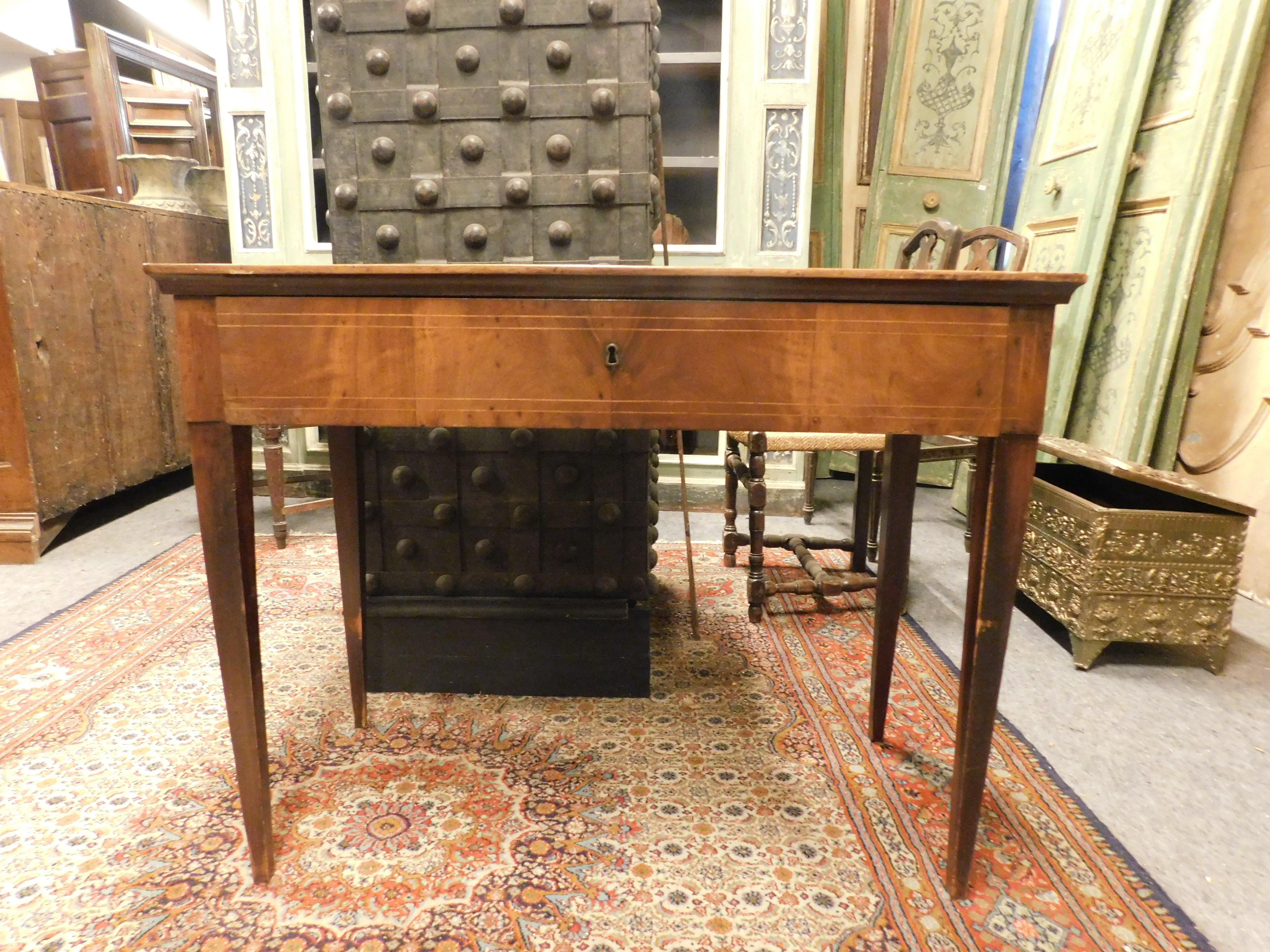 Ancient Genoese writing table in walnut, inlaid with lighter fillet on the upper plank, stiletto legs, hand-built in the 18th century by a craftsman in Italy.
Ideal for studios, offices or private homes, it can fit into any space or room given its