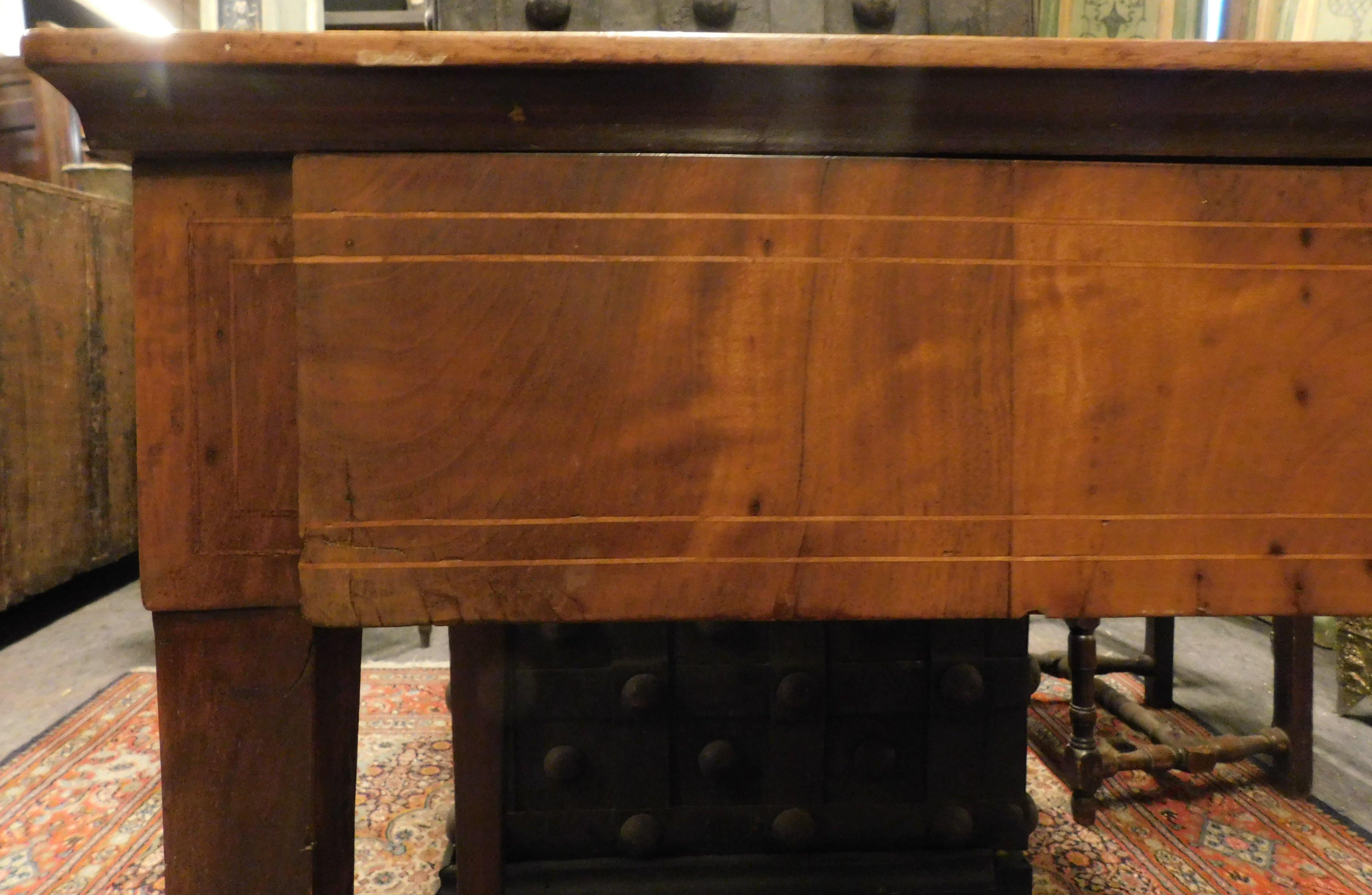 Ancient Genoese Writing Table in Walnut, from the 18th Century, Italy In Good Condition In Cuneo, Italy (CN)