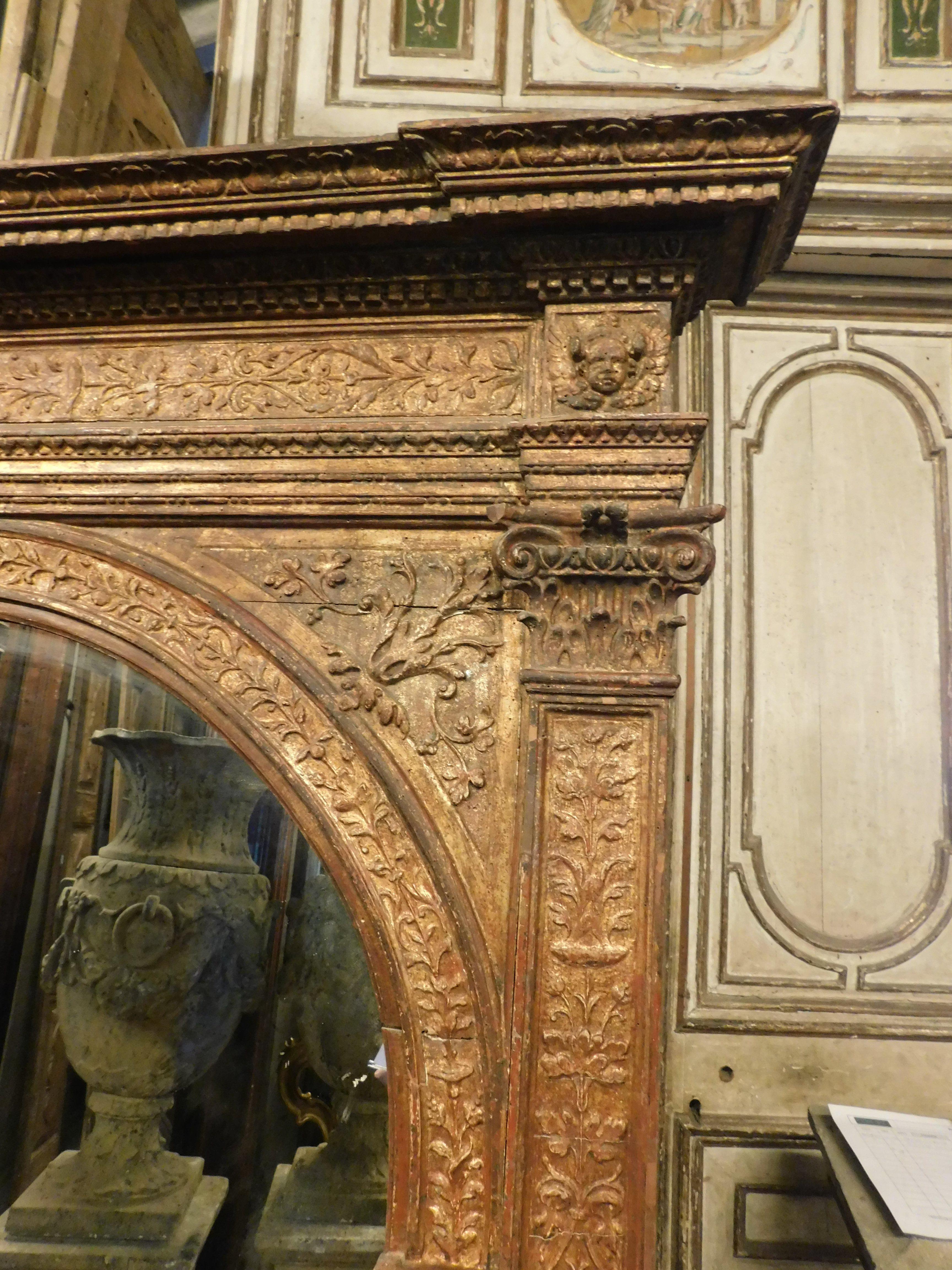 Miroir de sol ancien, doré et sculpté, Italie, XIXe siècle Bon état - En vente à Cuneo, Italy (CN)
