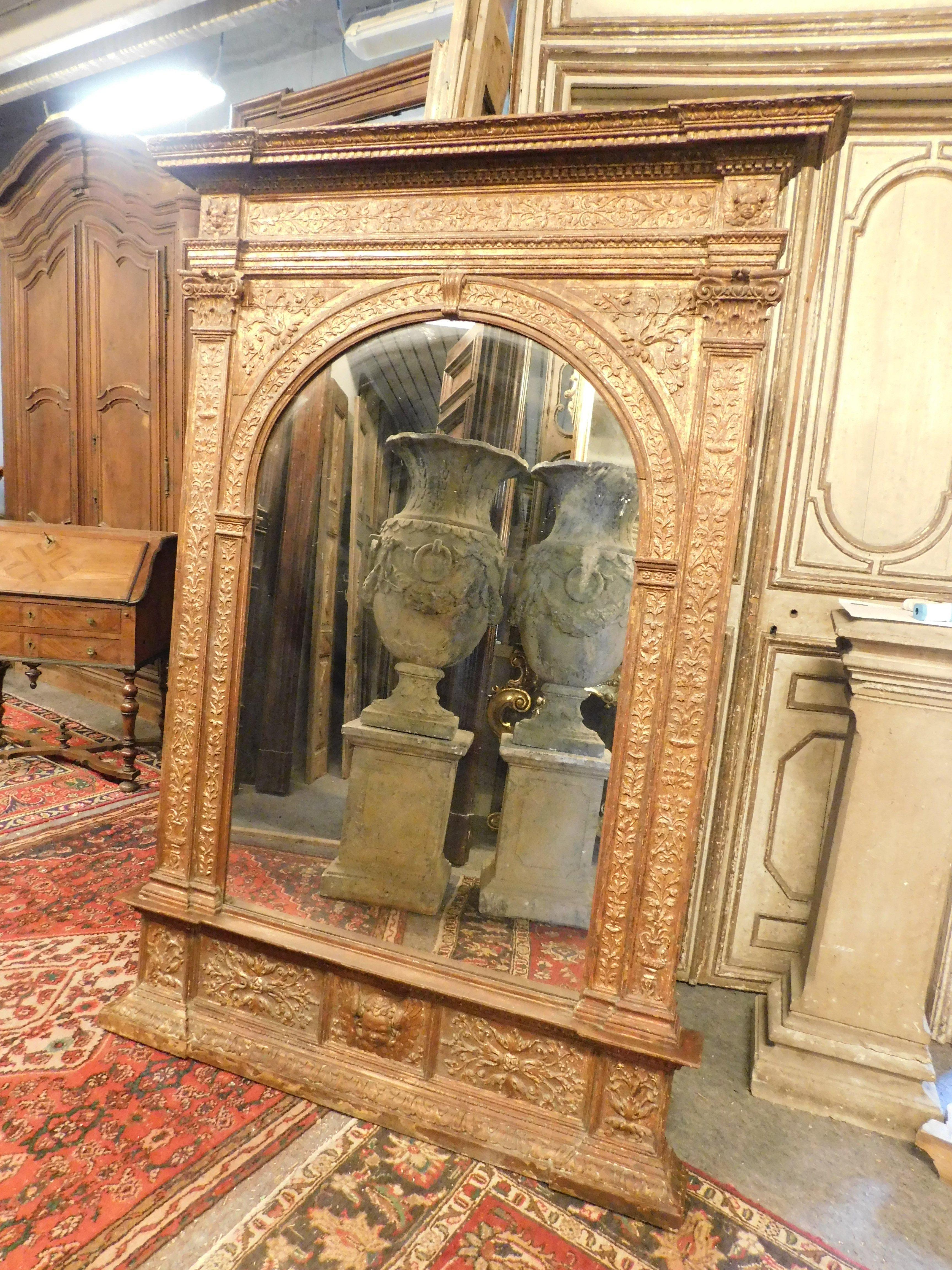Peuplier Miroir de sol ancien, doré et sculpté, Italie, XIXe siècle en vente