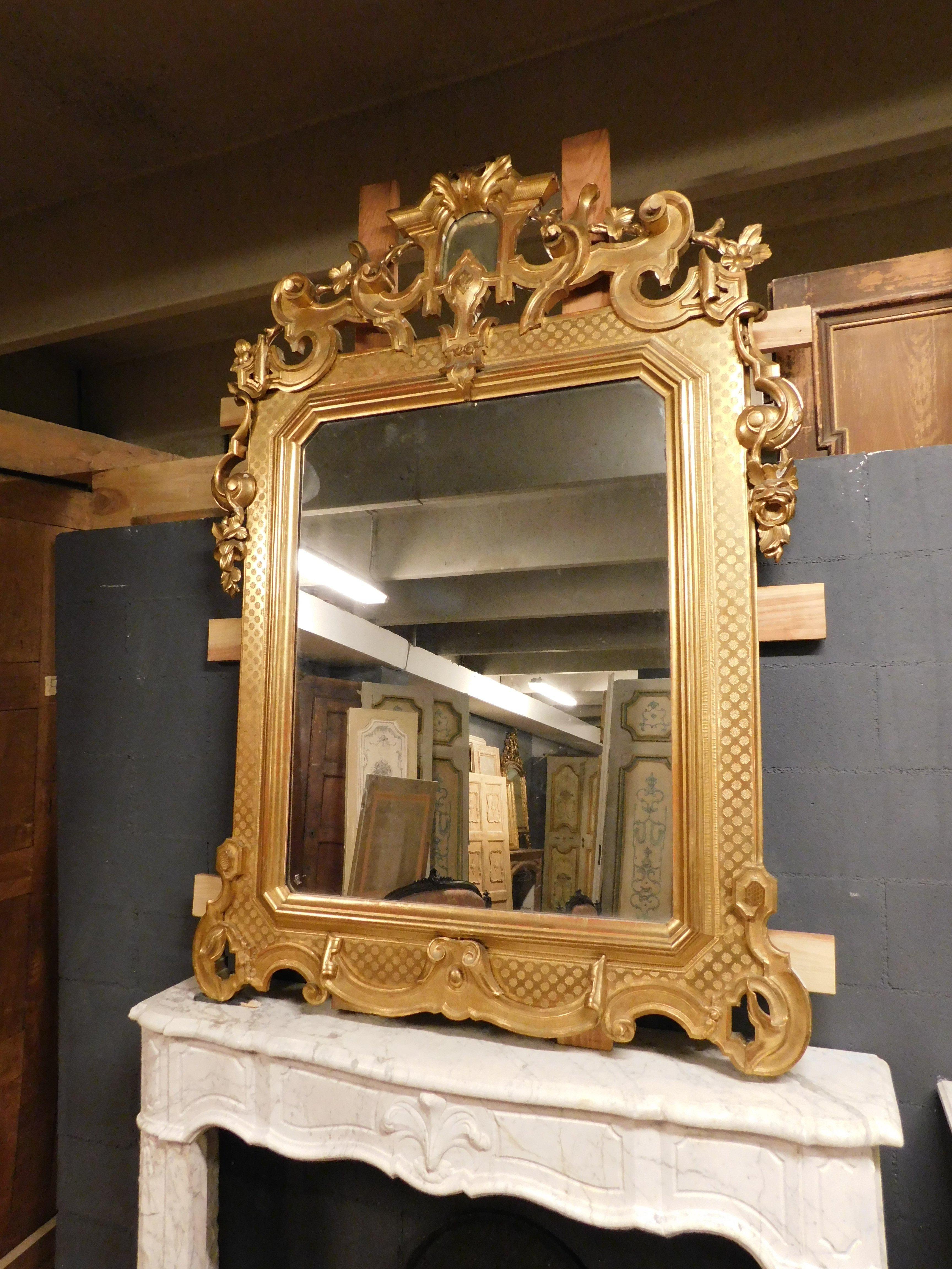 Sculpté à la main Ancien miroir doré et richement sculpté, 19ème siècle, Italie en vente