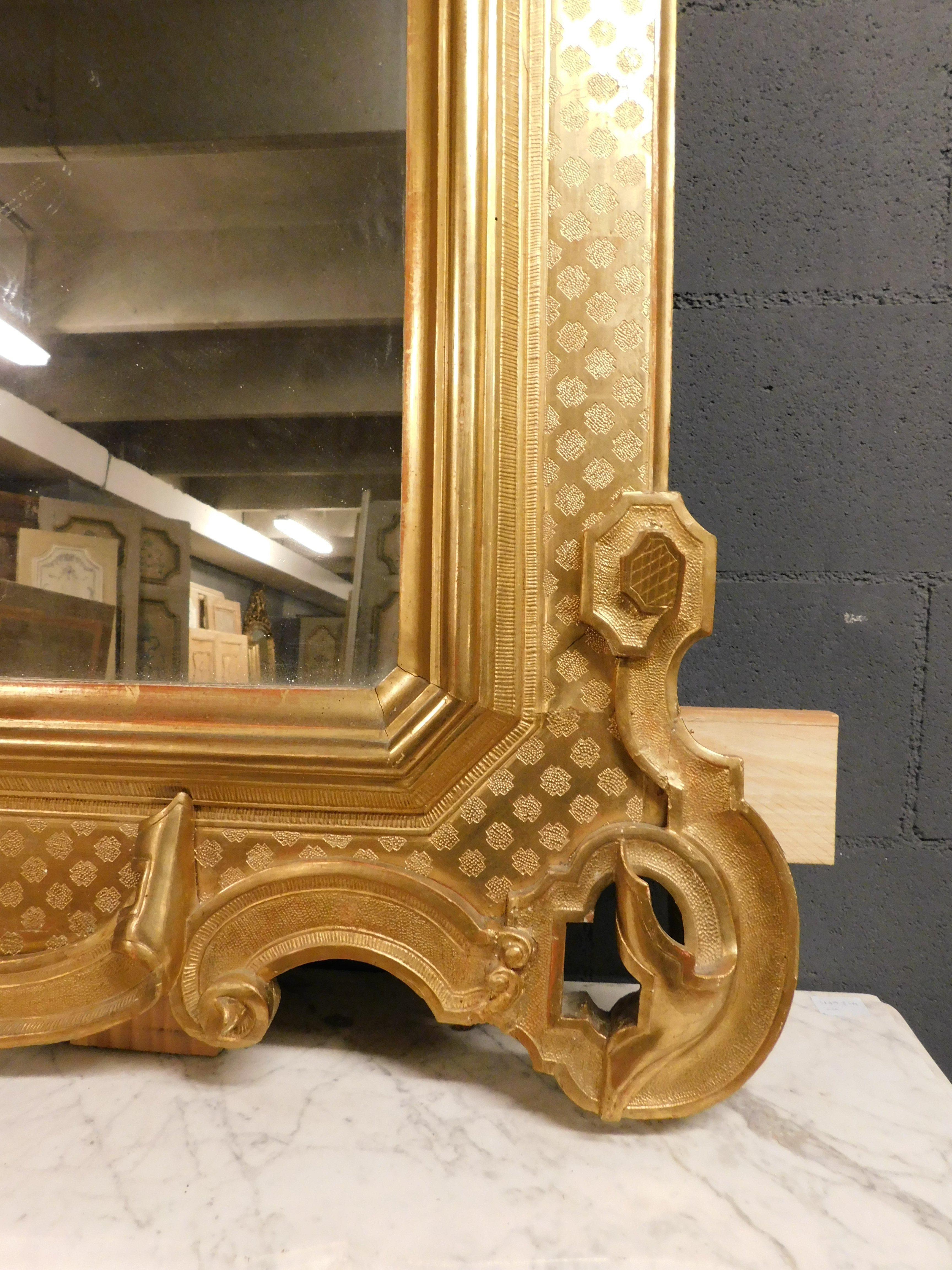 Ancien miroir doré et richement sculpté, 19ème siècle, Italie Bon état - En vente à Cuneo, Italy (CN)