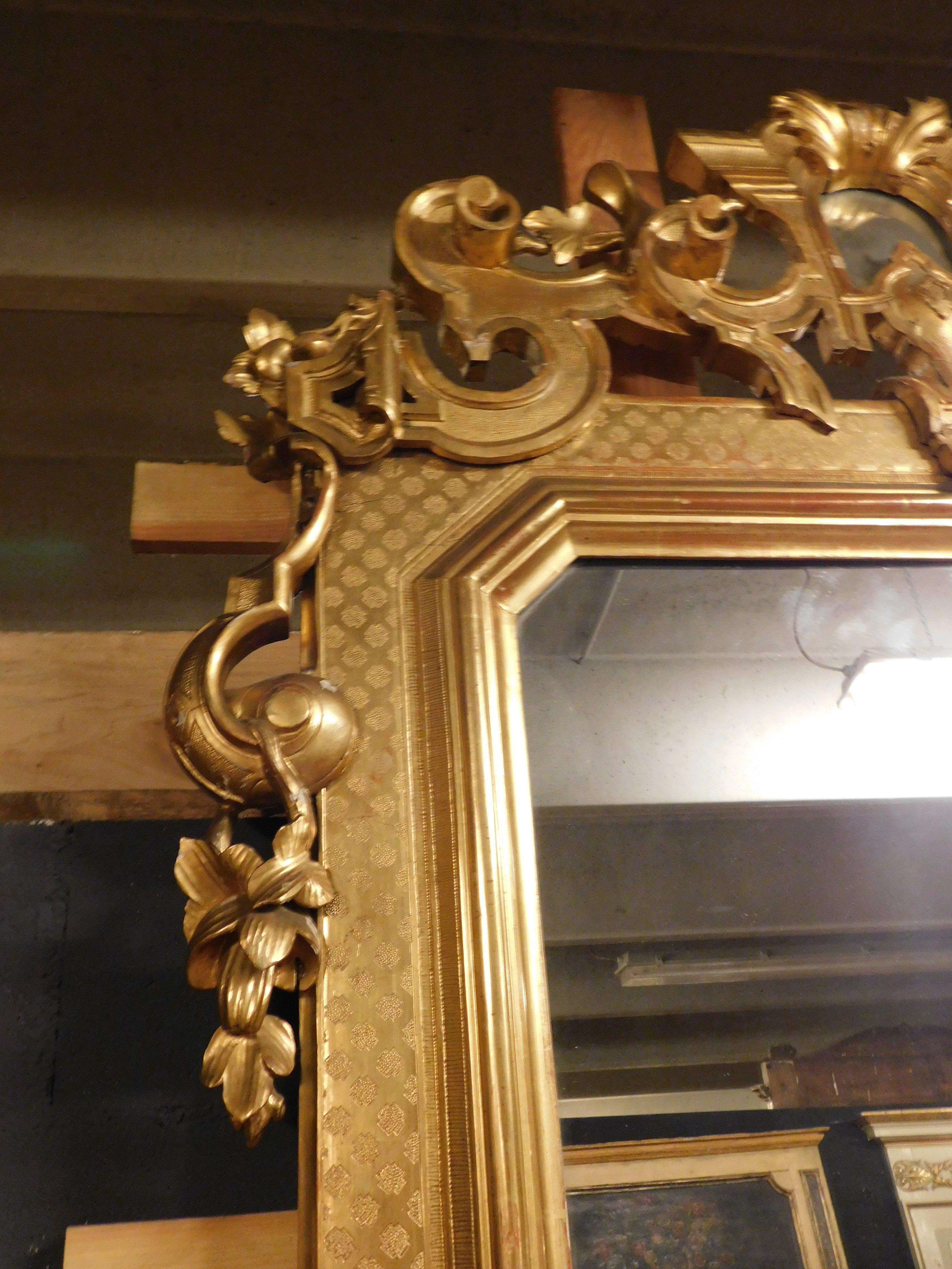 Miroir Ancien miroir doré et richement sculpté, 19ème siècle, Italie en vente