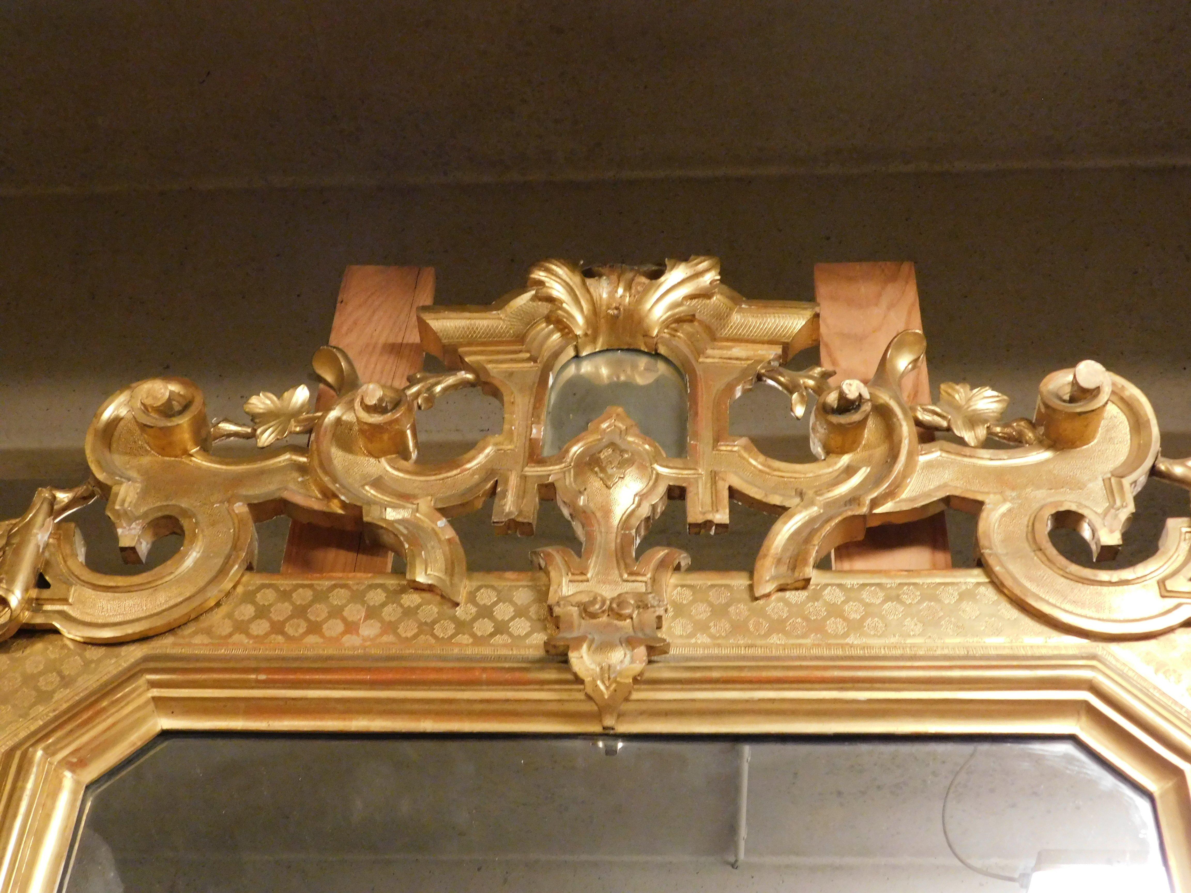 Miroir Ancien miroir doré et richement sculpté, 19ème siècle, Italie en vente