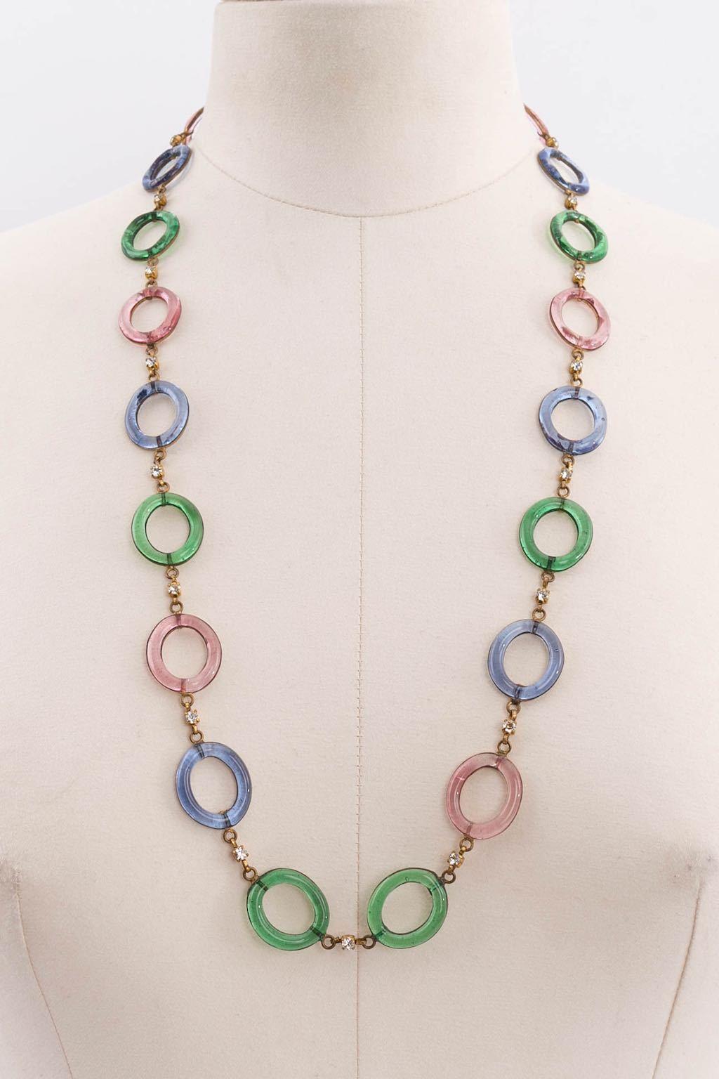 Antike Halskette aus vergoldetem Metall mit Ringen aus Glaspaste im Zustand „Hervorragend“ im Angebot in SAINT-OUEN-SUR-SEINE, FR
