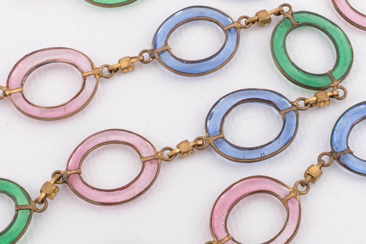 Antike Halskette aus vergoldetem Metall mit Ringen aus Glaspaste im Angebot 1