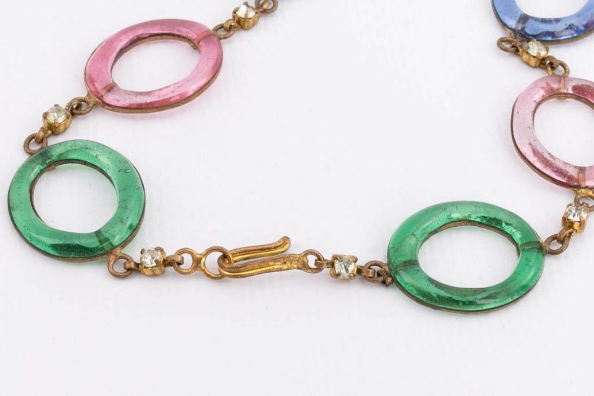 Antike Halskette aus vergoldetem Metall mit Ringen aus Glaspaste im Angebot 2