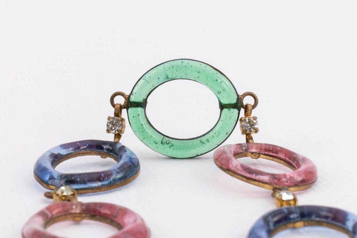 Antike Halskette aus vergoldetem Metall mit Ringen aus Glaspaste im Angebot 3