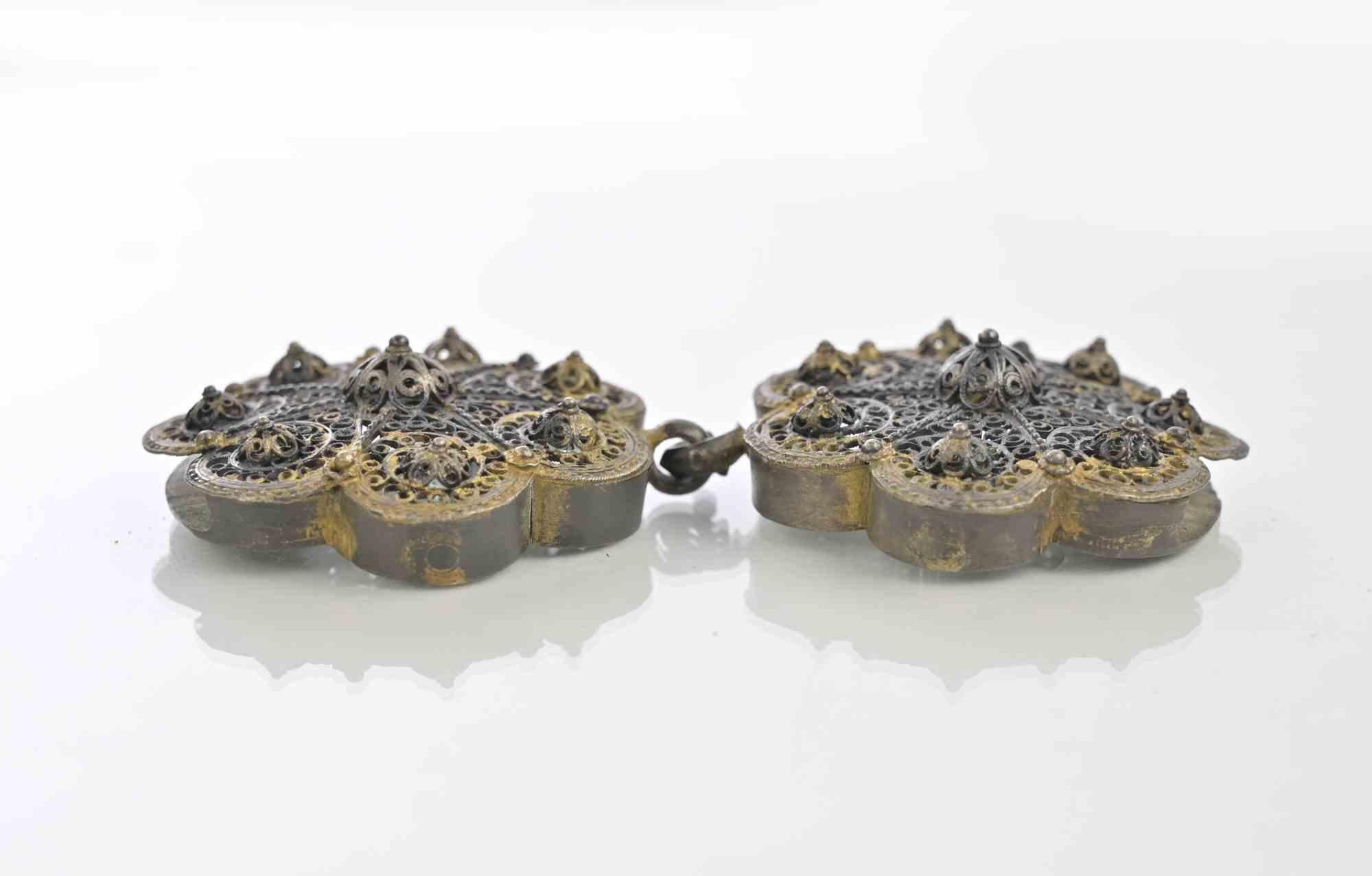 Ancienne boucle de ceinture ottomane dorée, sculptée et réalisée à la main en Europe de l'Est au XIXe siècle.

Très bon état, avec quelques pertes mineures de la surface dorée.

