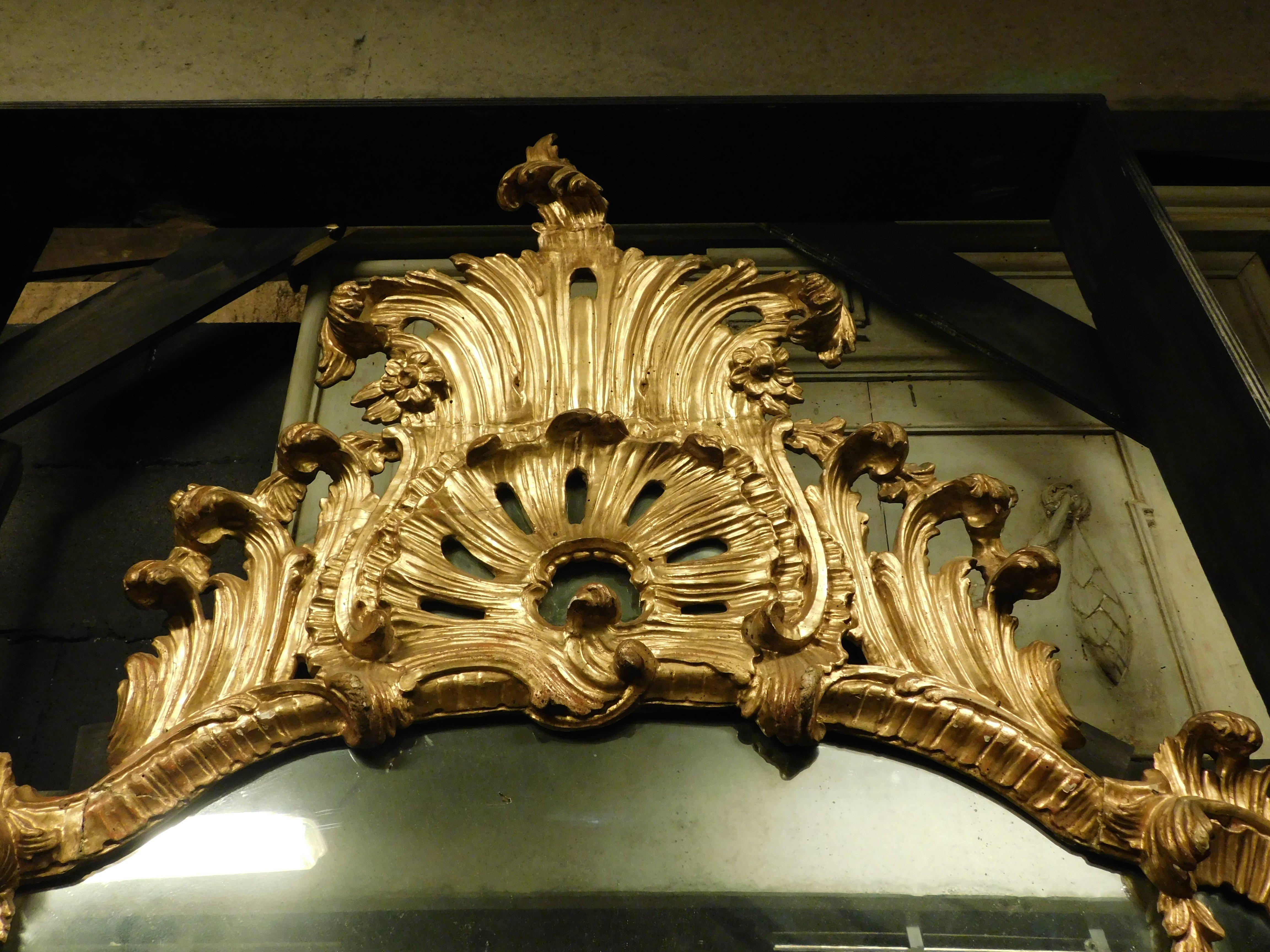 Ancien miroir en bois doré avec cymatium richement sculpté, Italie en vente 3