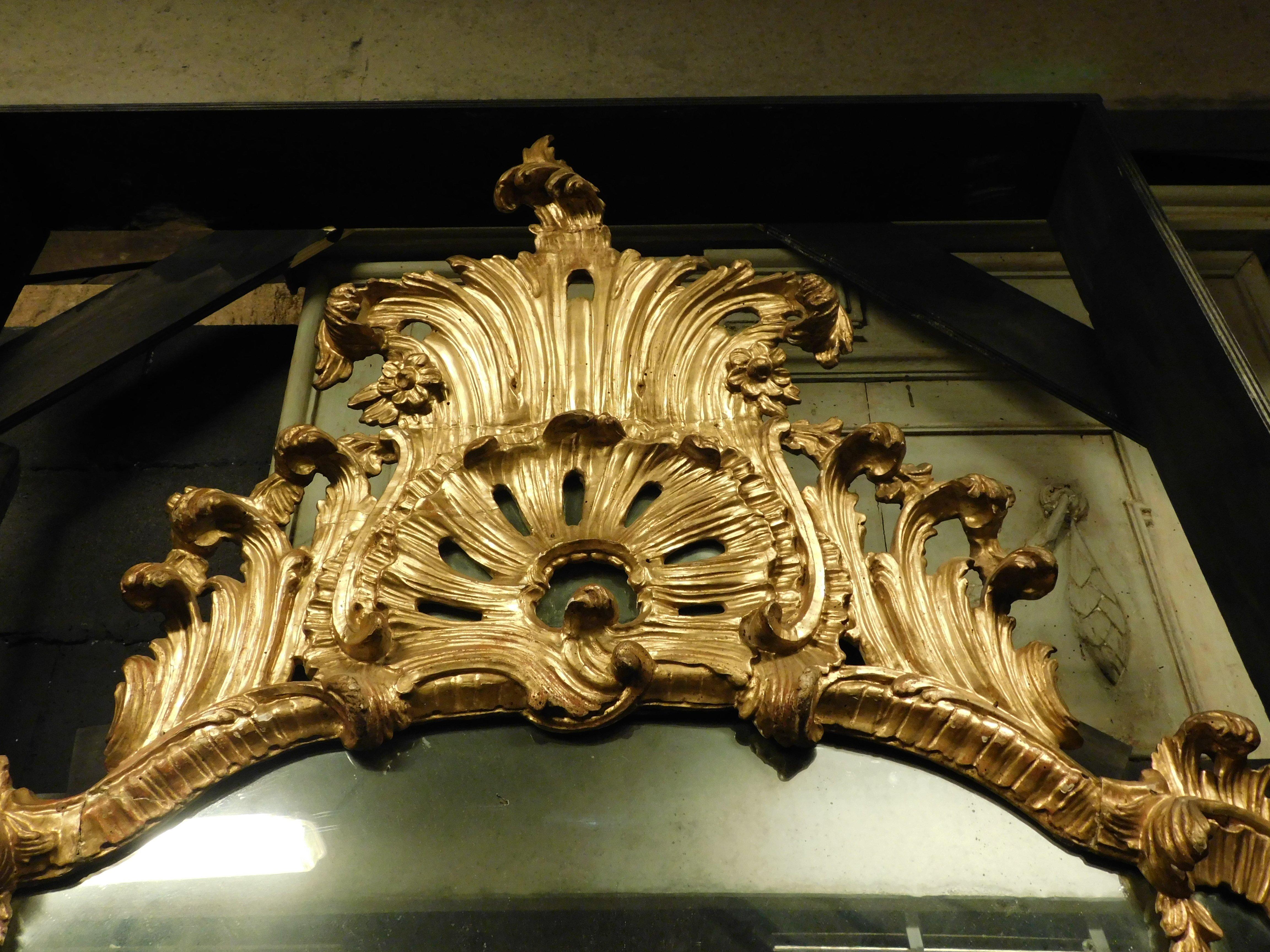 Antiker vergoldeter Holzspiegel mit reich geschnitztem Zymatium, Italien im Angebot 4
