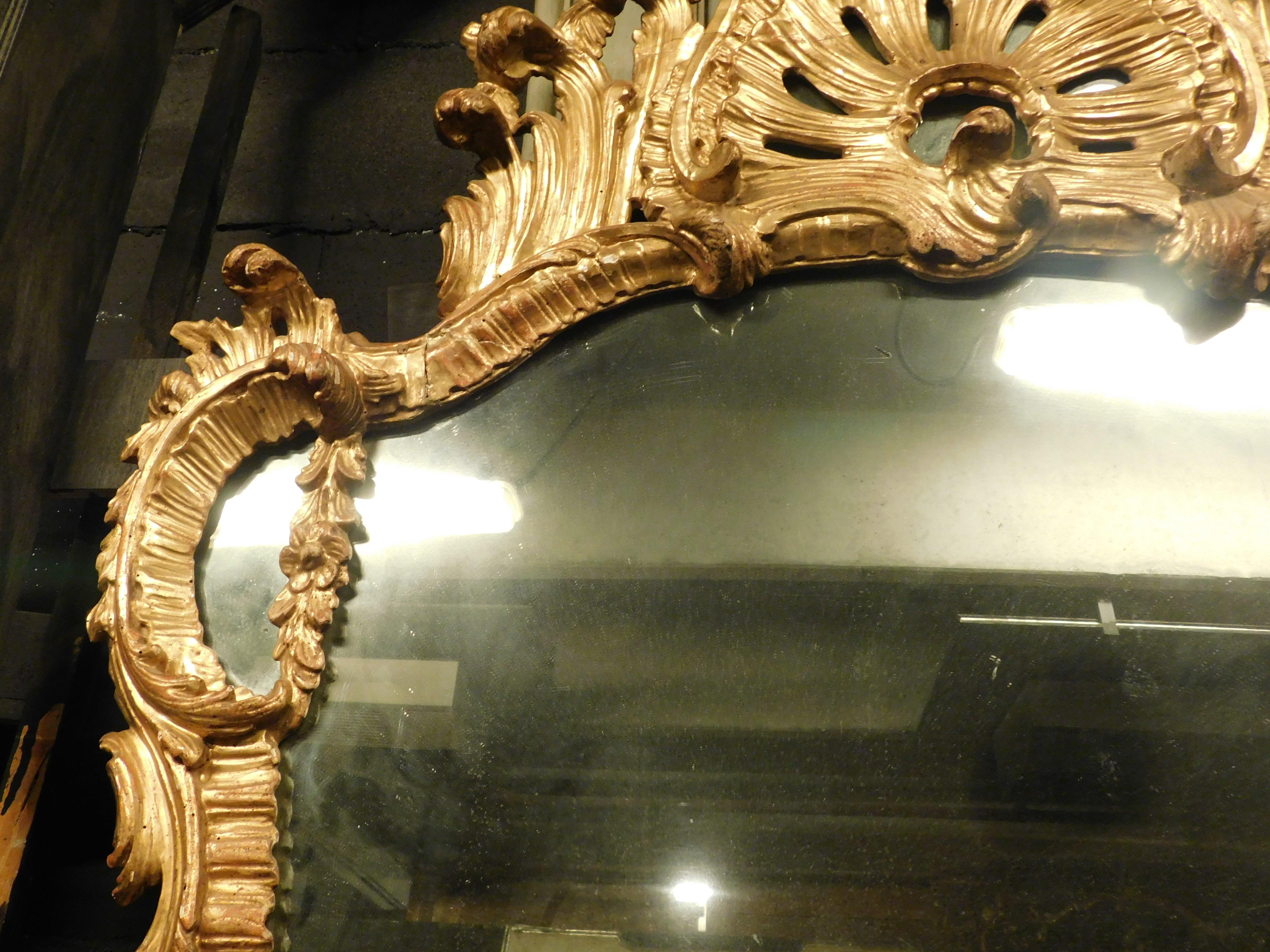 Ancient gilded wooden mirror with richly carved cymatium, Italy For Sale 5