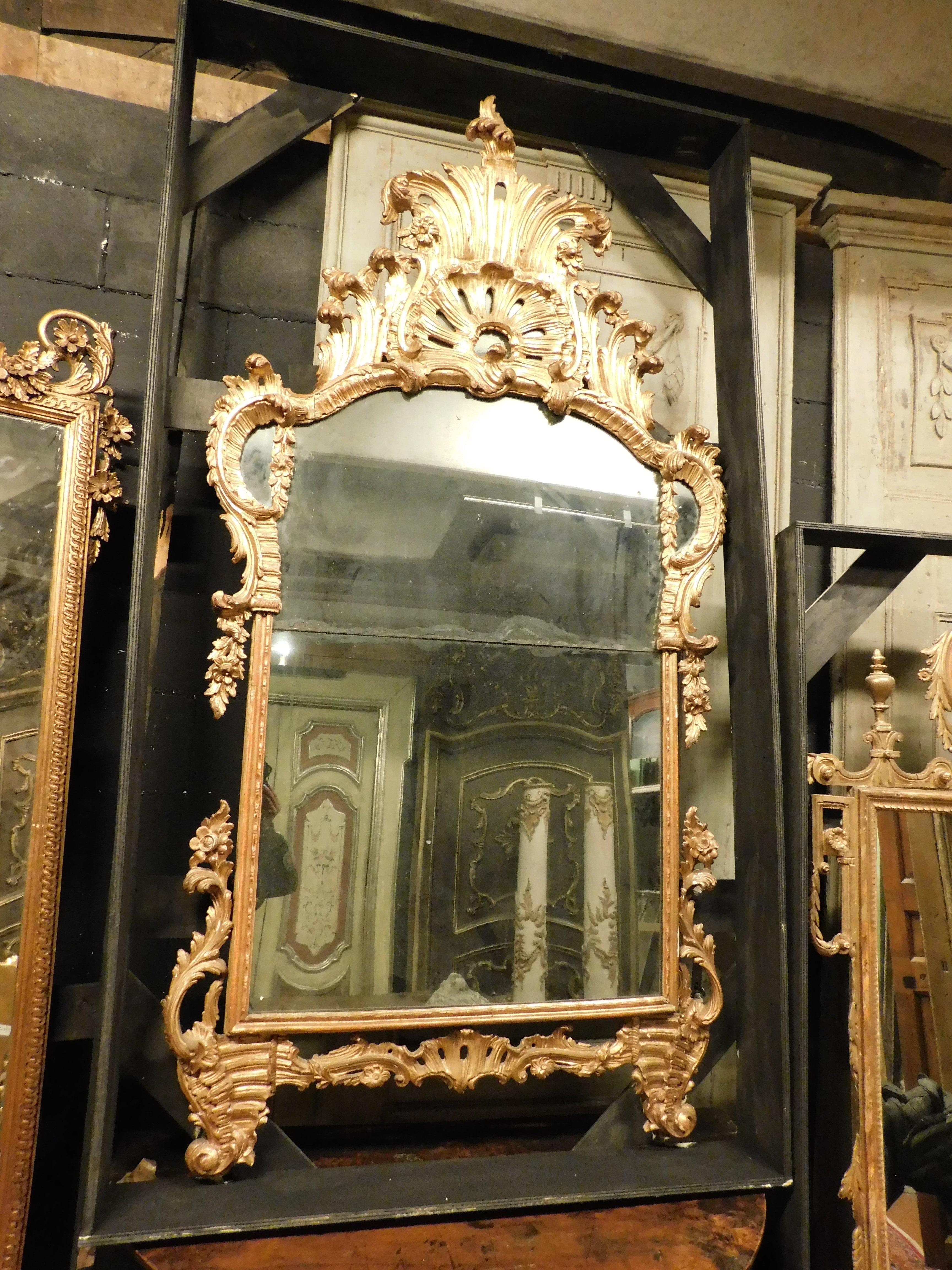 Antiker, antiker und bedeutender freistehender Spiegel, Spiegel mit vergoldetem Holzrahmen und reich geschnitztem Cymatium mit barocken Voluten, originaler Spiegel, gebaut in Italien, aus dem 18. Jahrhundert, aus Piemont, großes historisches und