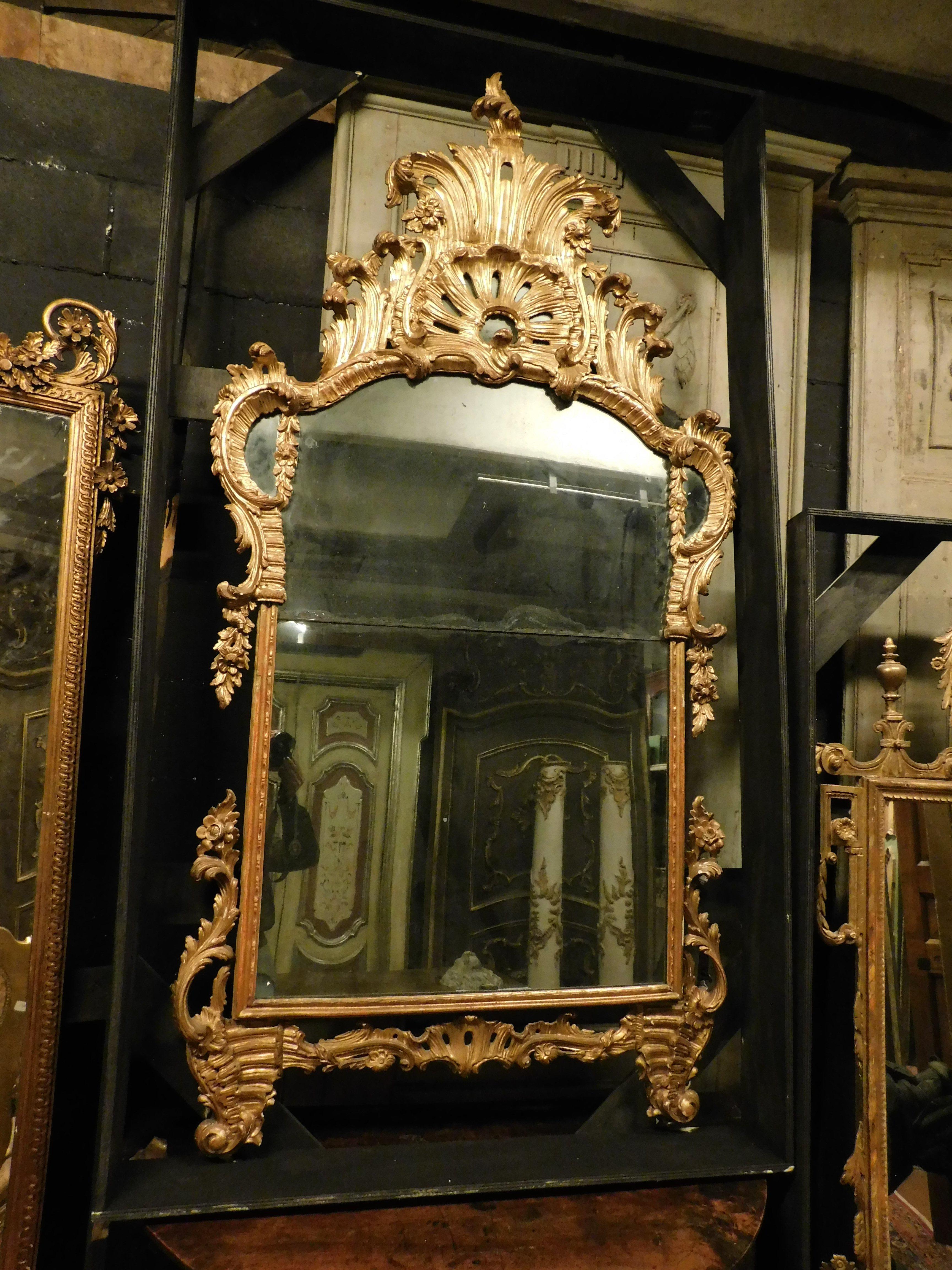 Intagliato a mano Antico specchio in legno dorato con cimasa riccamente intagliata, Italia in vendita