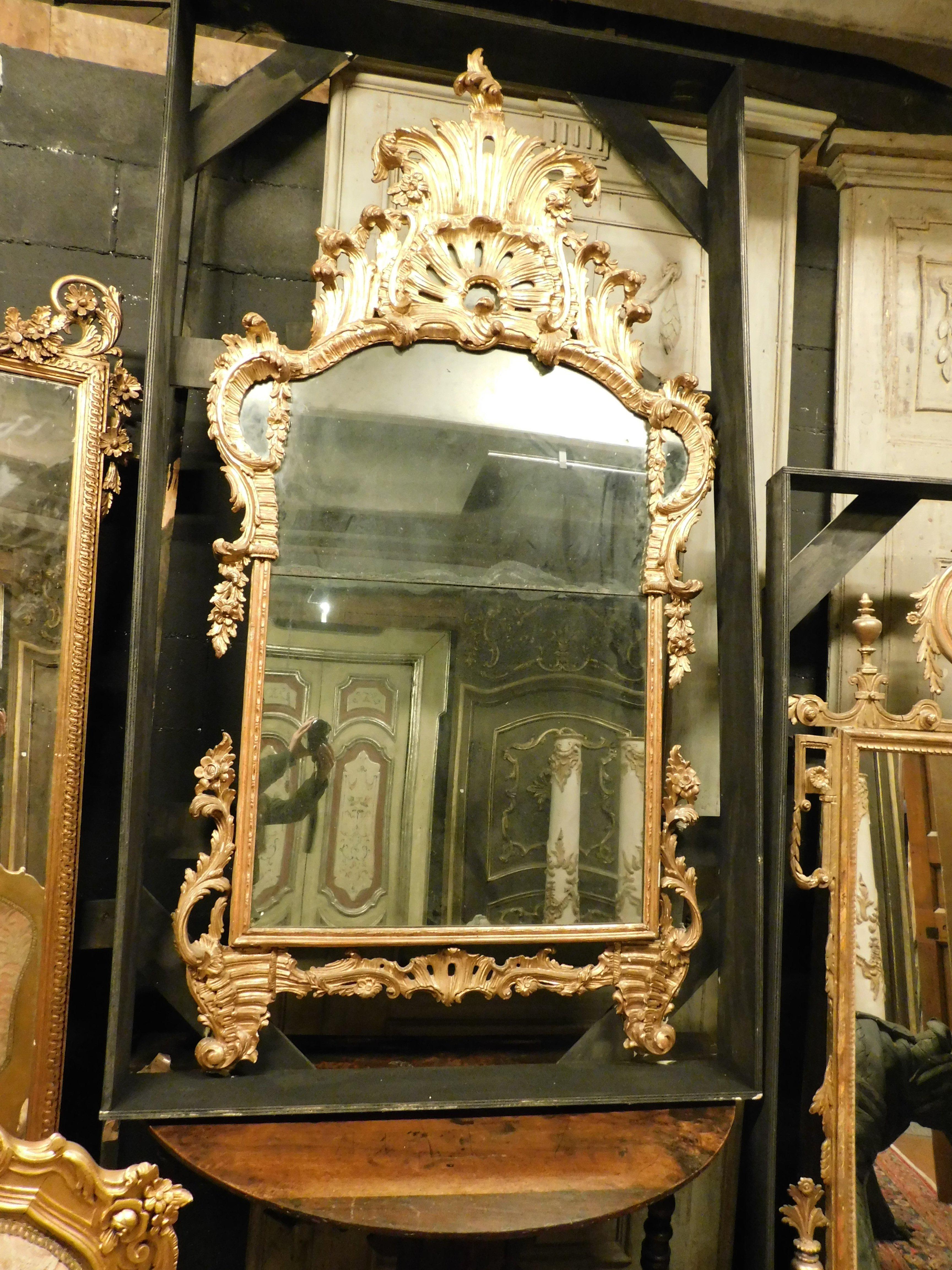 Ancient gilded wooden mirror with richly carved cymatium, Italy In Good Condition For Sale In Cuneo, Italy (CN)