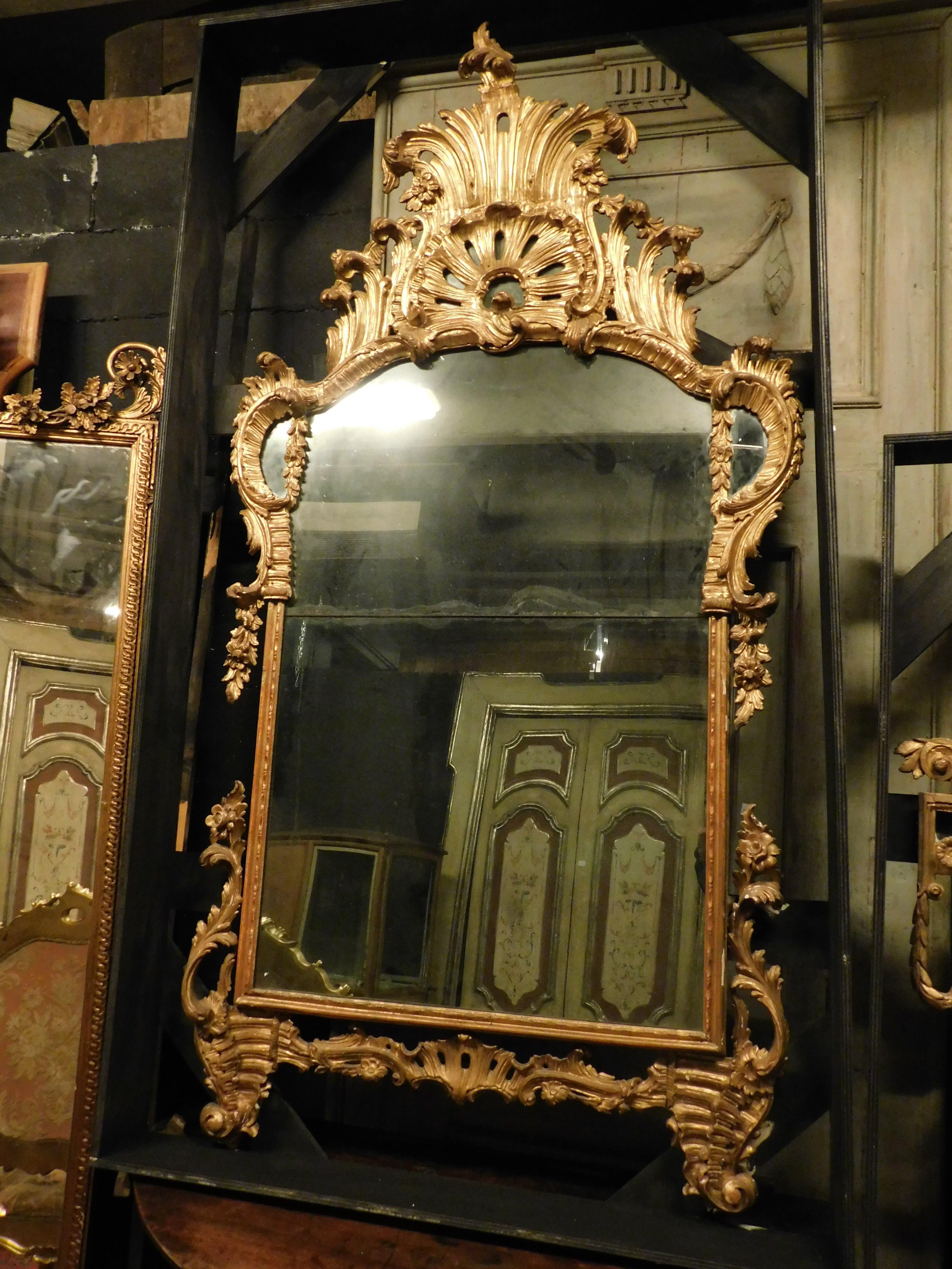XVIIIe siècle et antérieur Ancien miroir en bois doré avec cymatium richement sculpté, Italie en vente