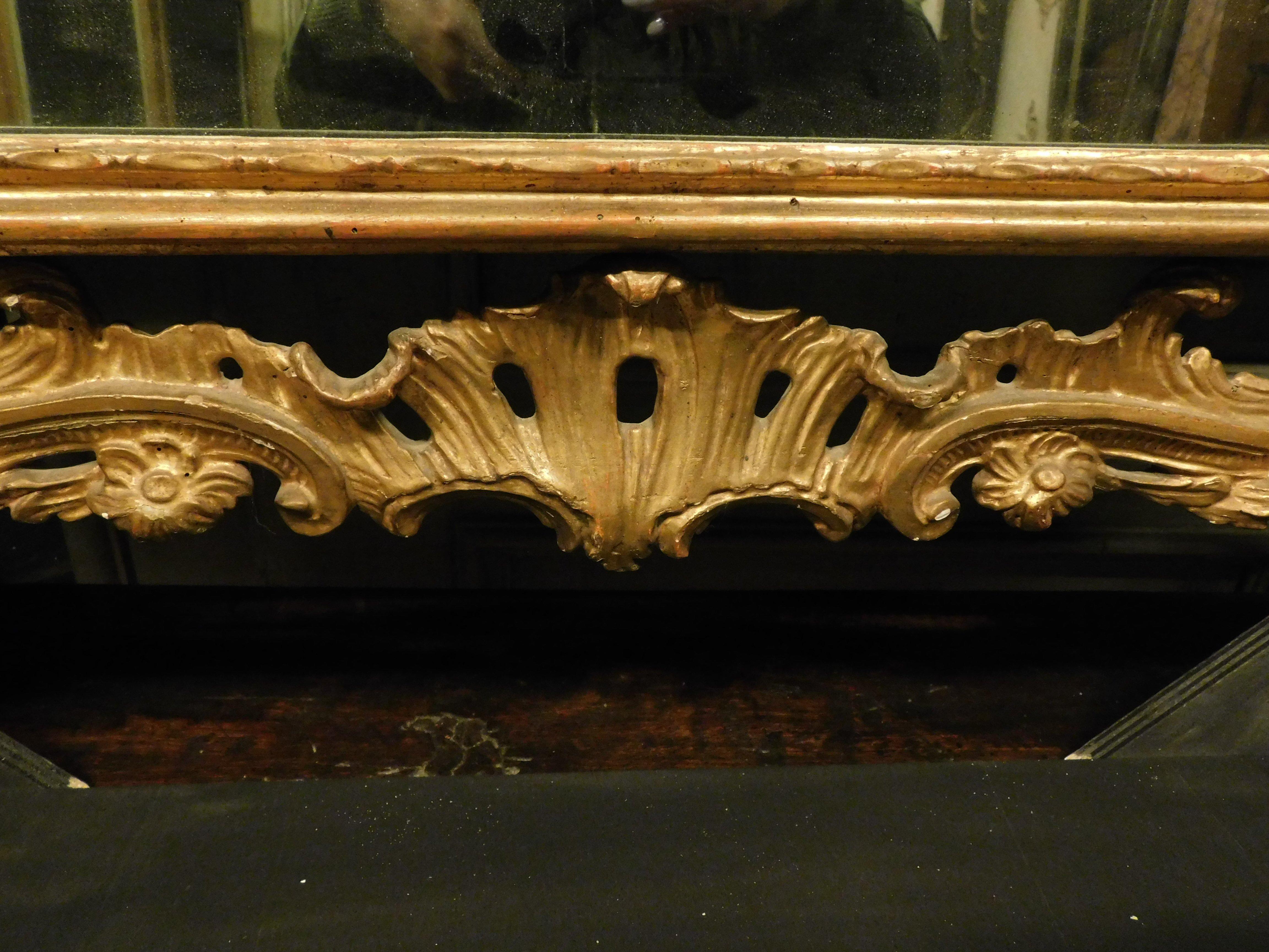 Ancien miroir en bois doré avec cymatium richement sculpté, Italie en vente 1