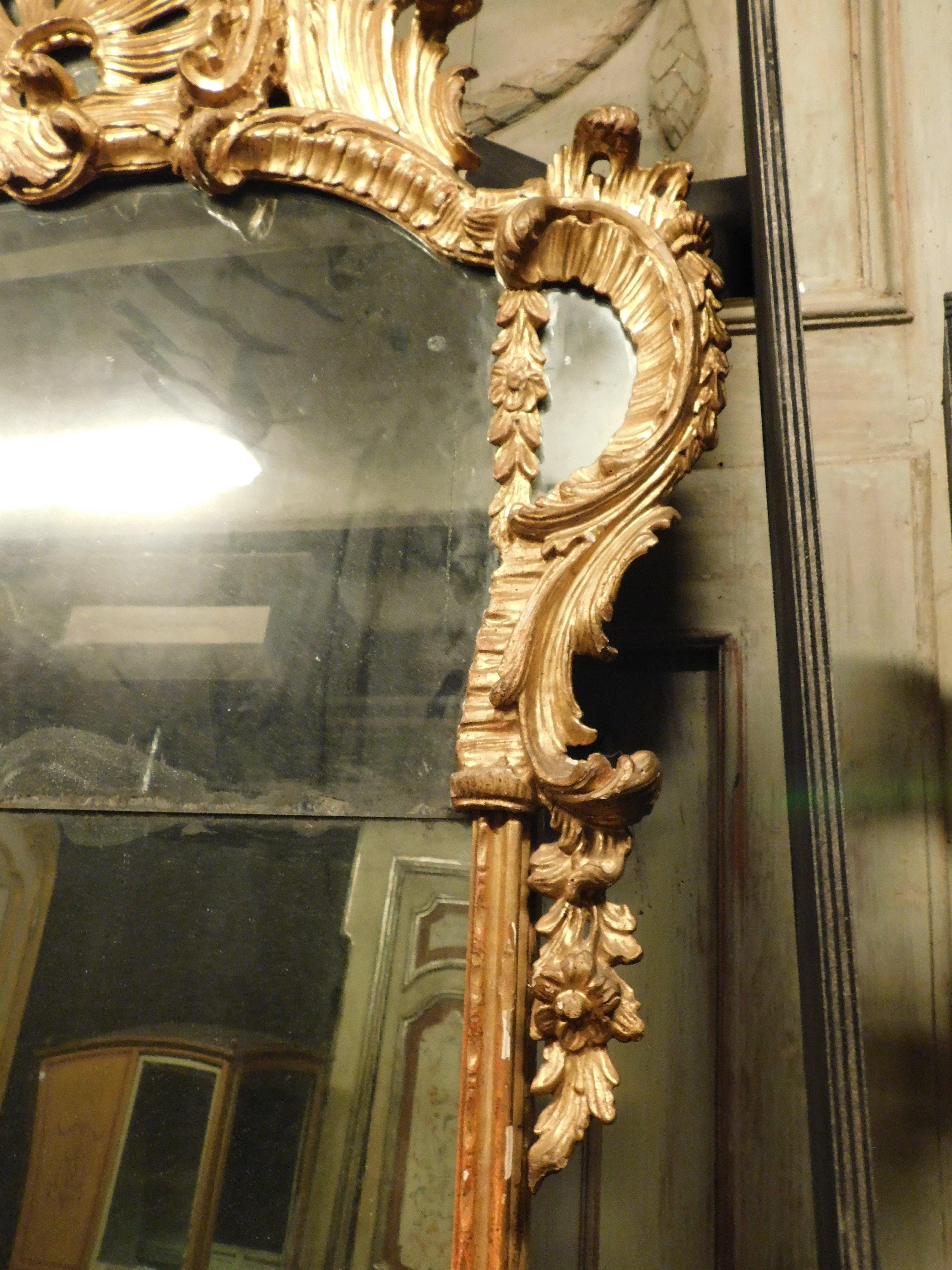 Ancient gilded wooden mirror with richly carved cymatium, Italy For Sale 2