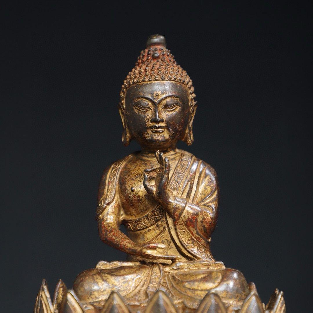 Ancient Gilt Bronze Sitting on Lotus Buddha Statue In Good Condition For Sale In 景德镇市, CN