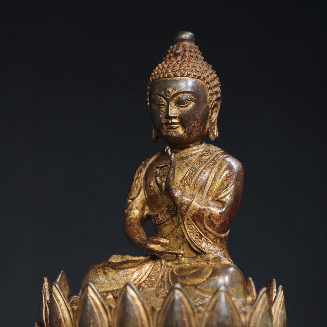 Ancient Gilt Bronze Sitting on Lotus Buddha Statue For Sale 1