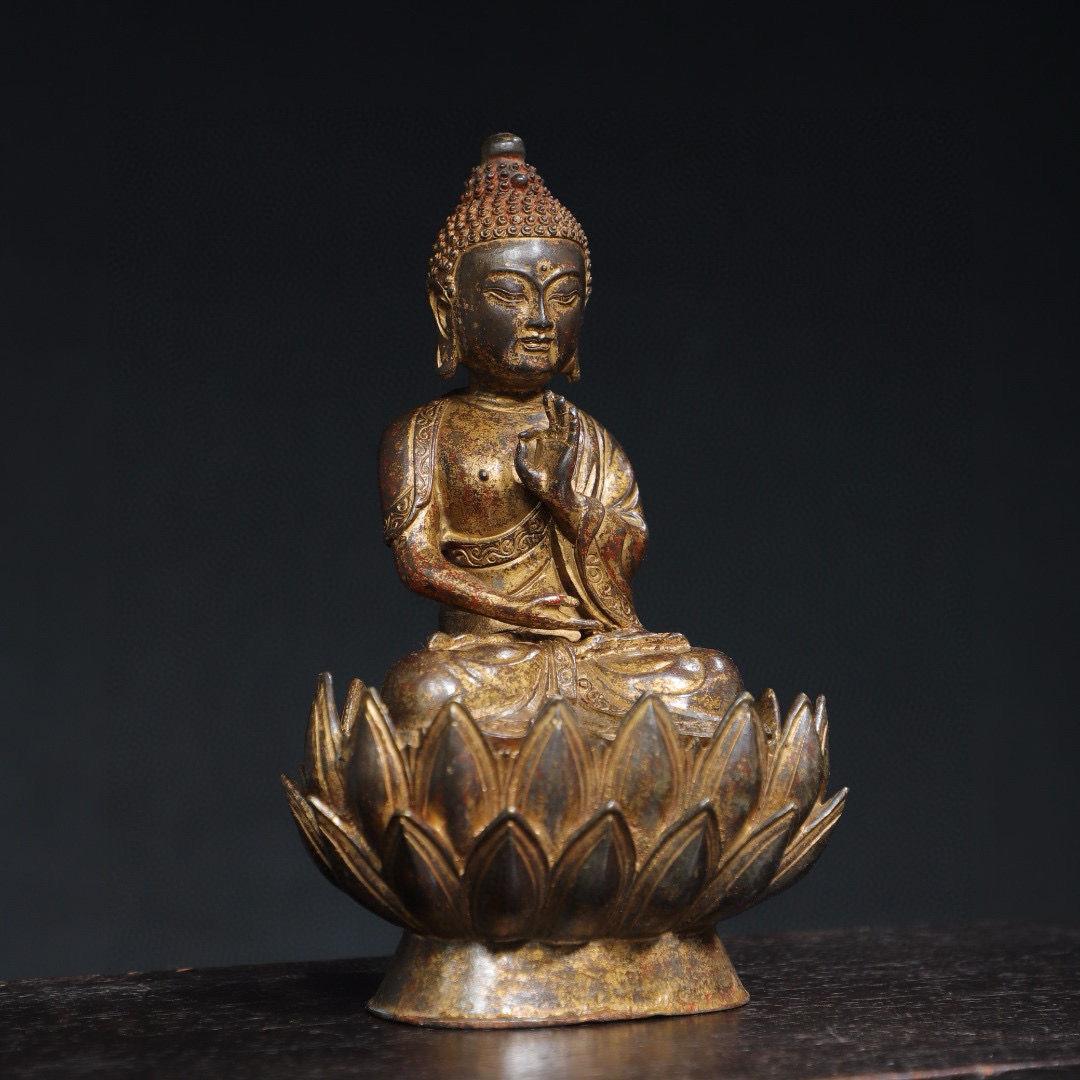 Ancient Gilt Bronze Sitting on Lotus Buddha Statue For Sale 2