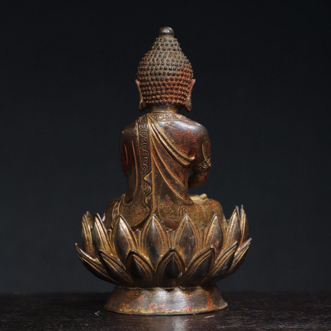 Ancient Gilt Bronze Sitting on Lotus Buddha Statue For Sale 3