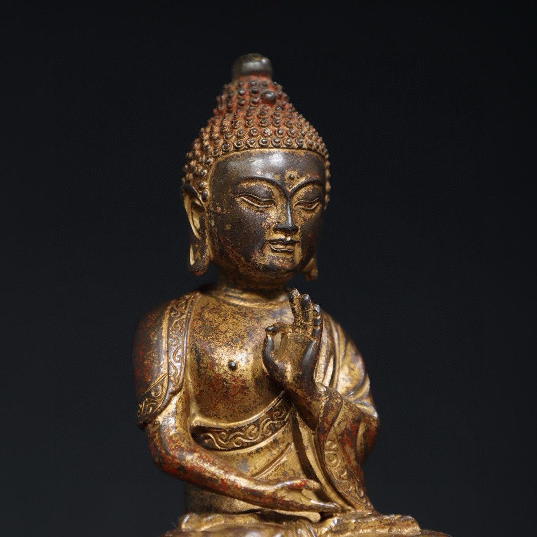 Ancient Gilt Bronze Sitting on Lotus Buddha Statue For Sale 4