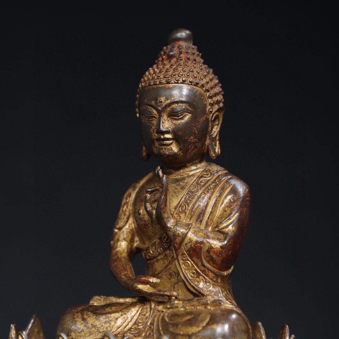 Ancient Gilt Bronze Sitting on Lotus Buddha Statue For Sale 5