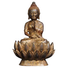 Antike vergoldete Bronzestatue eines Lotus-Buddhas auf vergoldeter Bronze