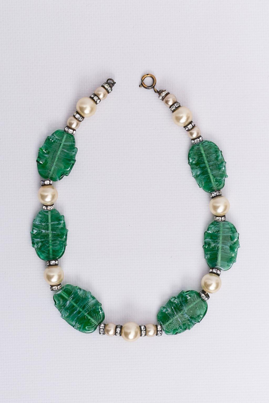 ANONYME Collier ancien composé de perles de verre et de perles nacrées. Pas de signature.

Condit :
Bon état général.

Mesures :
Longueur : 39 cm (15.35