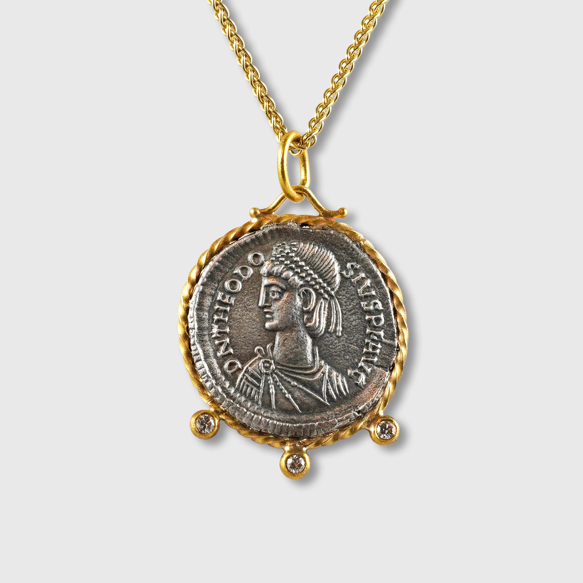 Grec classique Ancien Gloria Romanorum, Glory of the Romans, breloque de pièce, or 24 carats et diamant 0,06 carat en vente