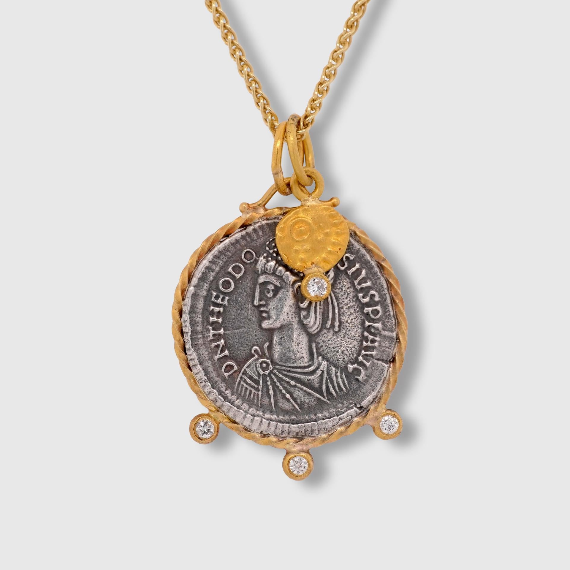 Taille ronde Ancien Gloria Romanorum, Glory of the Romans, breloque de pièce, or 24 carats et diamant 0,06 carat en vente