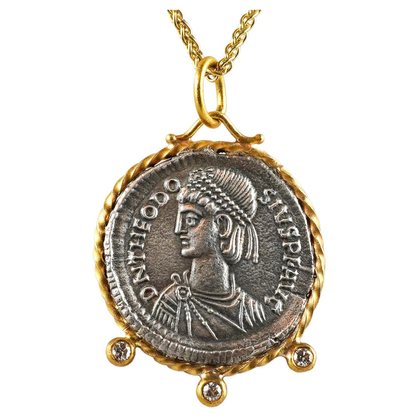 Ancien Gloria Romanorum, Glory of the Romans, breloque de pièce, or 24 carats et diamant 0,06 carat en vente